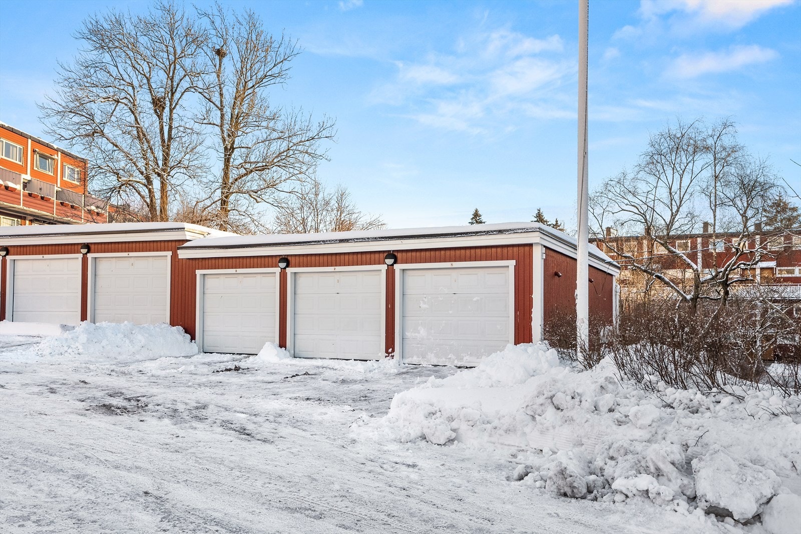 Selger eier en garasjeplass som kan kjøpe i tillegg for 250 000 kr + omk. (Det er ikke selgers garasje det er bilde av, men en tilsvarende.) Galleribilde