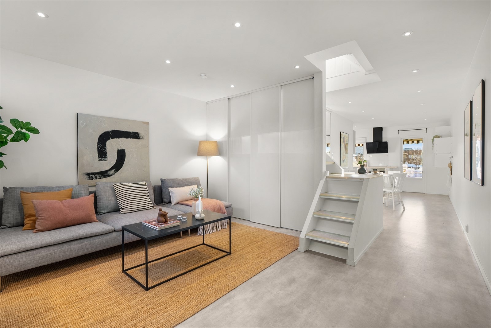 Trappen er bygget om og vinklet 90 grader for å få en mer åpen og luftig romfølelse. Galleribilde