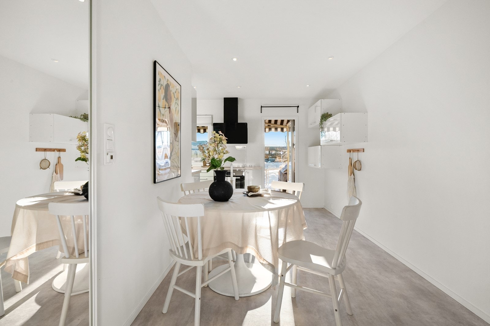 Det er skyvedør med speil mellom badet og stuen. Galleribilde