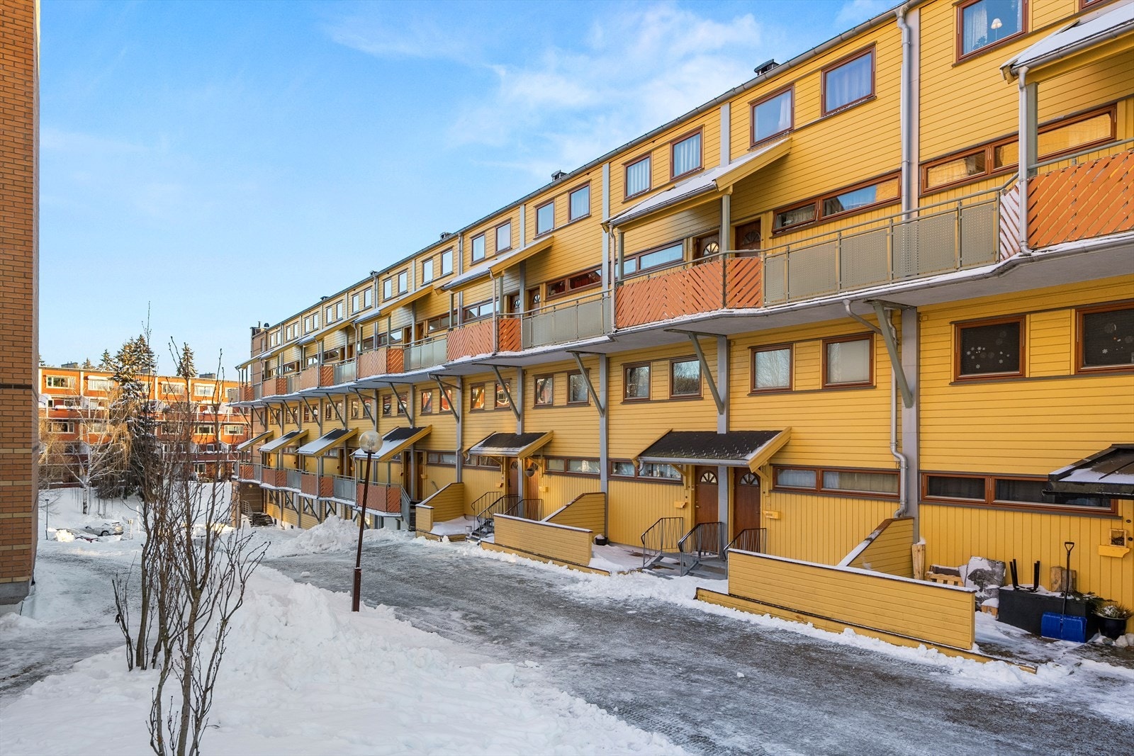 Utenfor inngangsdøren er det en terrasse/uteplass. Galleribilde