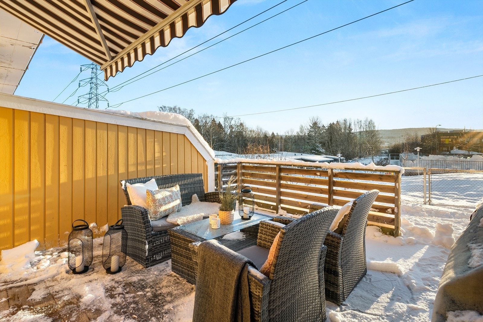 Flotte solforhold, fin utsikt og lite innsyn både på terrassen og inn i leiligheten. Galleribilde