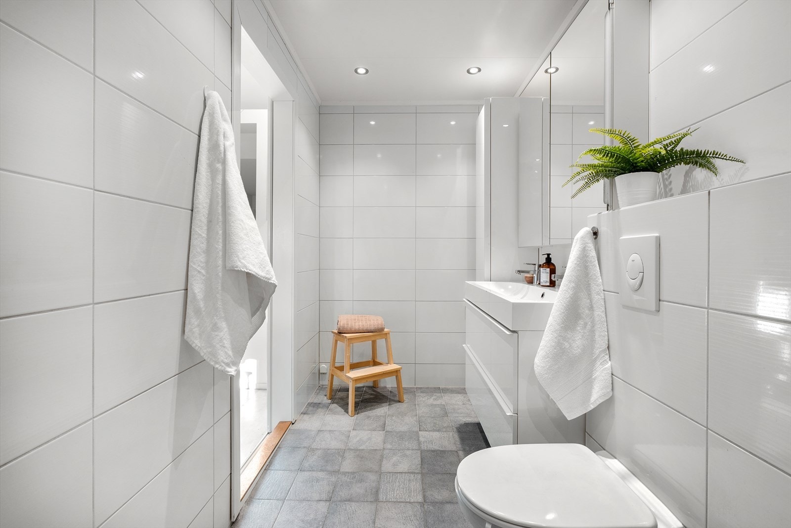 Det er plass til vaskemaskin og tørketrommel på badet hvis det er ønskelig å flytte de fra dagens plassering i skyvedørsgarderoben i stuen. Galleribilde