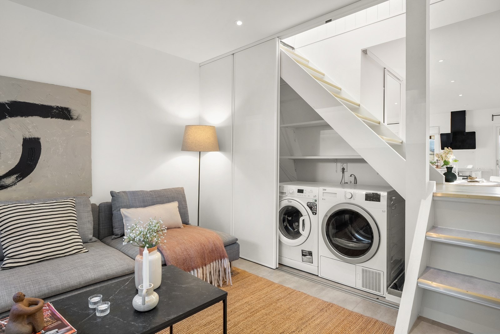 Det er plass for vaskemaskin og tørketrommel bak skyvedørene. Det er også plass til vaskemaskin på badet. Galleribilde