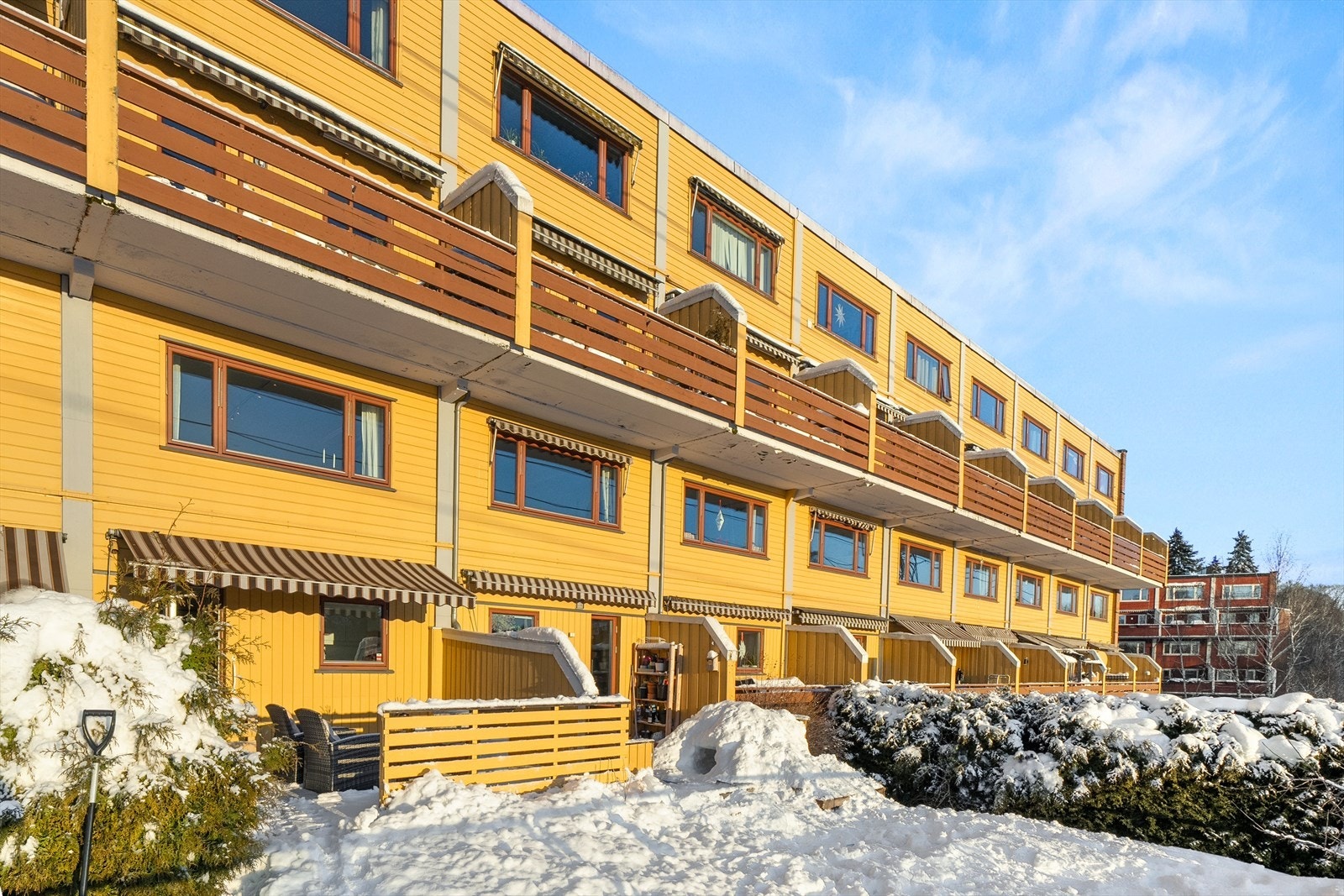 Barnefamilier (og andre) kan nyte godt av adkomst fra terrassen og rett ut i en stor hage med gressplen. Galleribilde