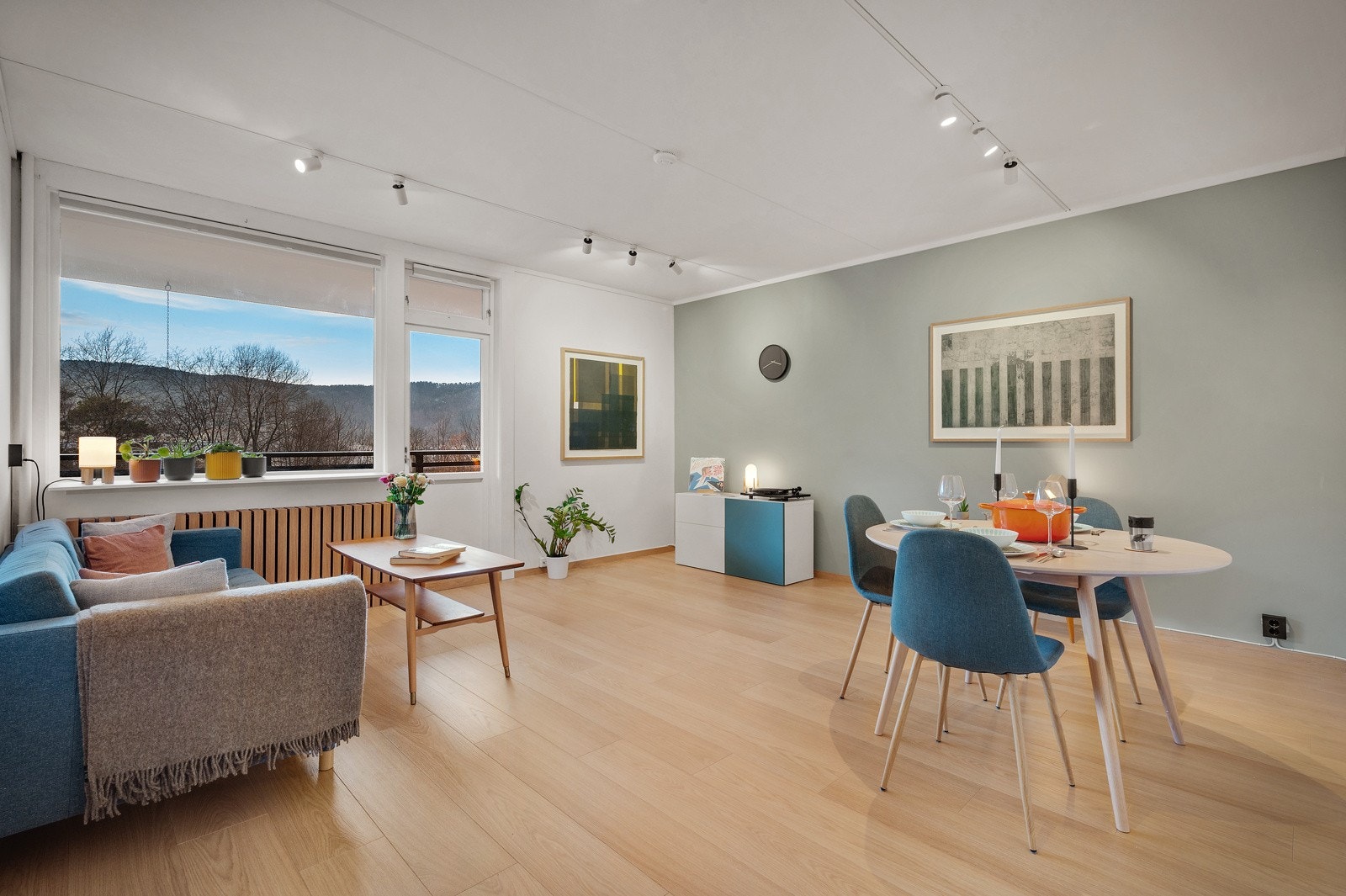 Romslig stue med store vinduer og utgang til balkong Galleribilde