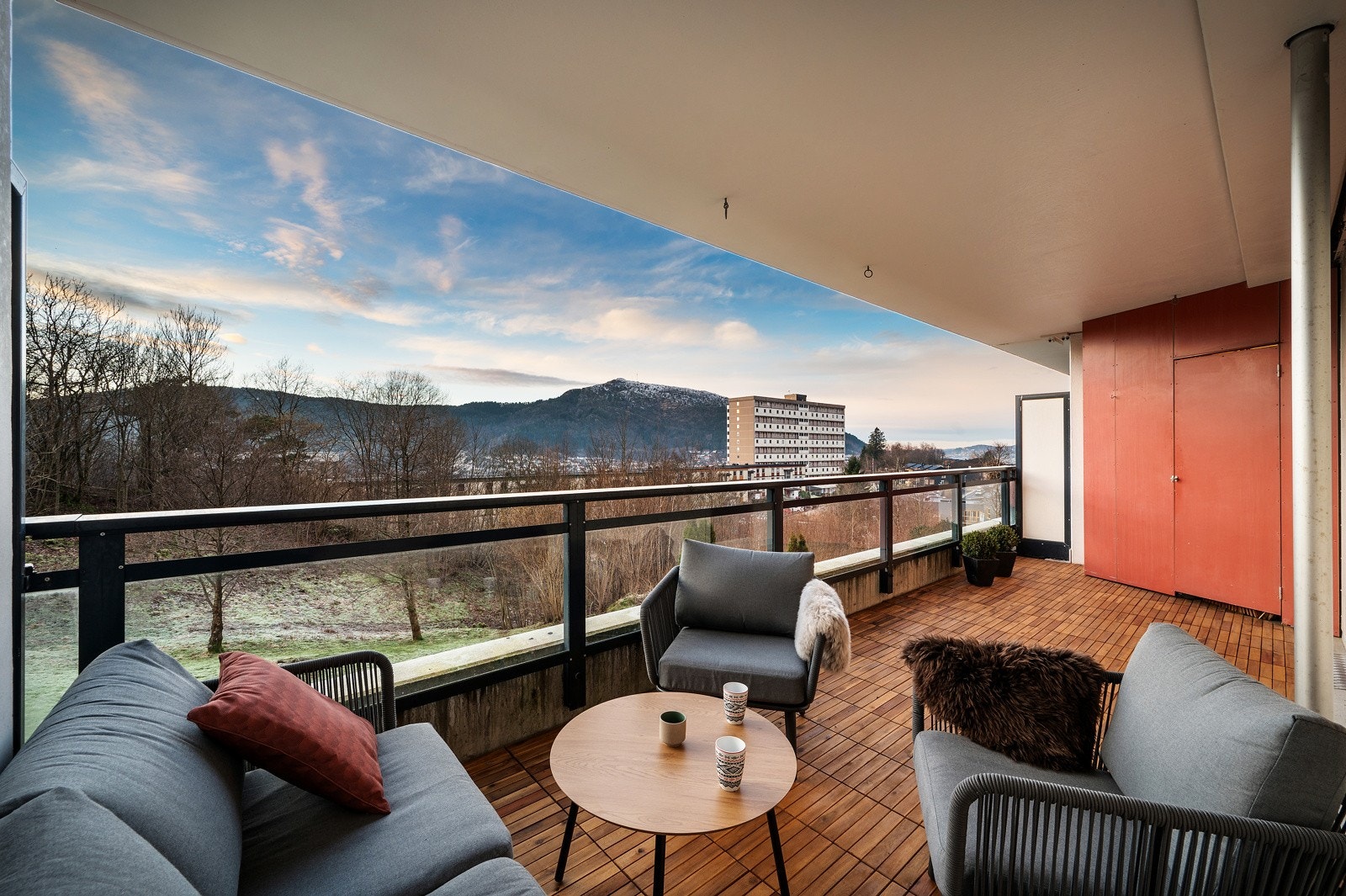 Balkong med fantastisk utsikt og gode solforhold Galleribilde