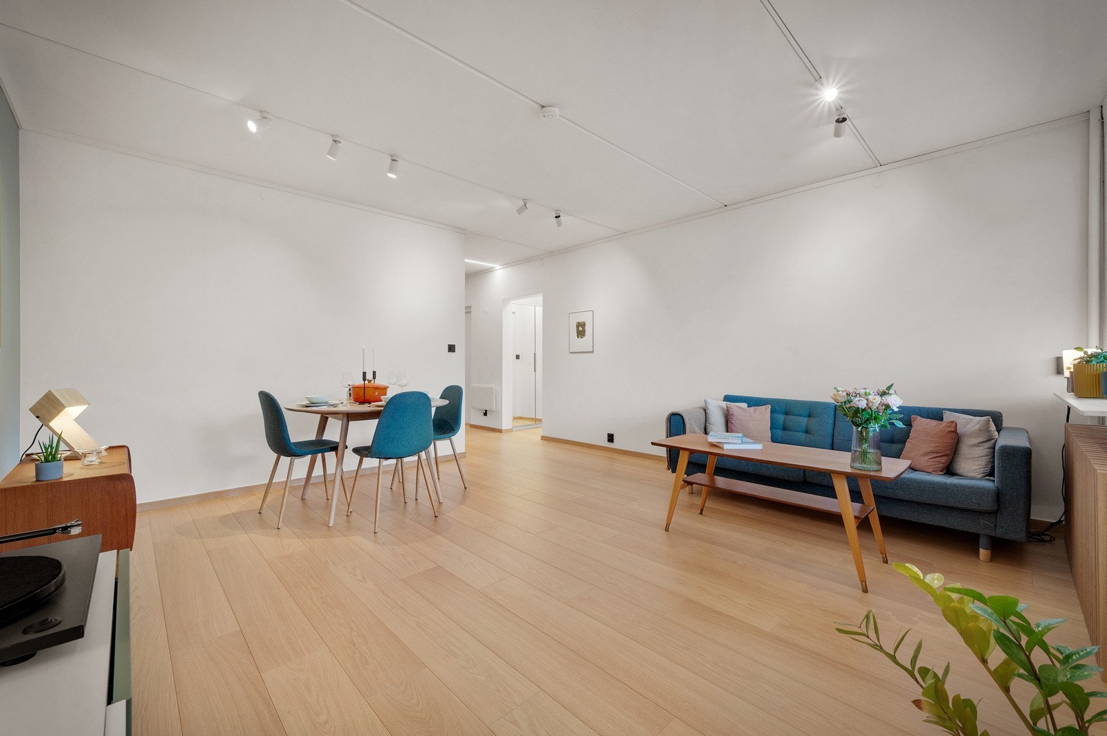 Her er det god plass til både sittegruppe og spisebord Galleribilde