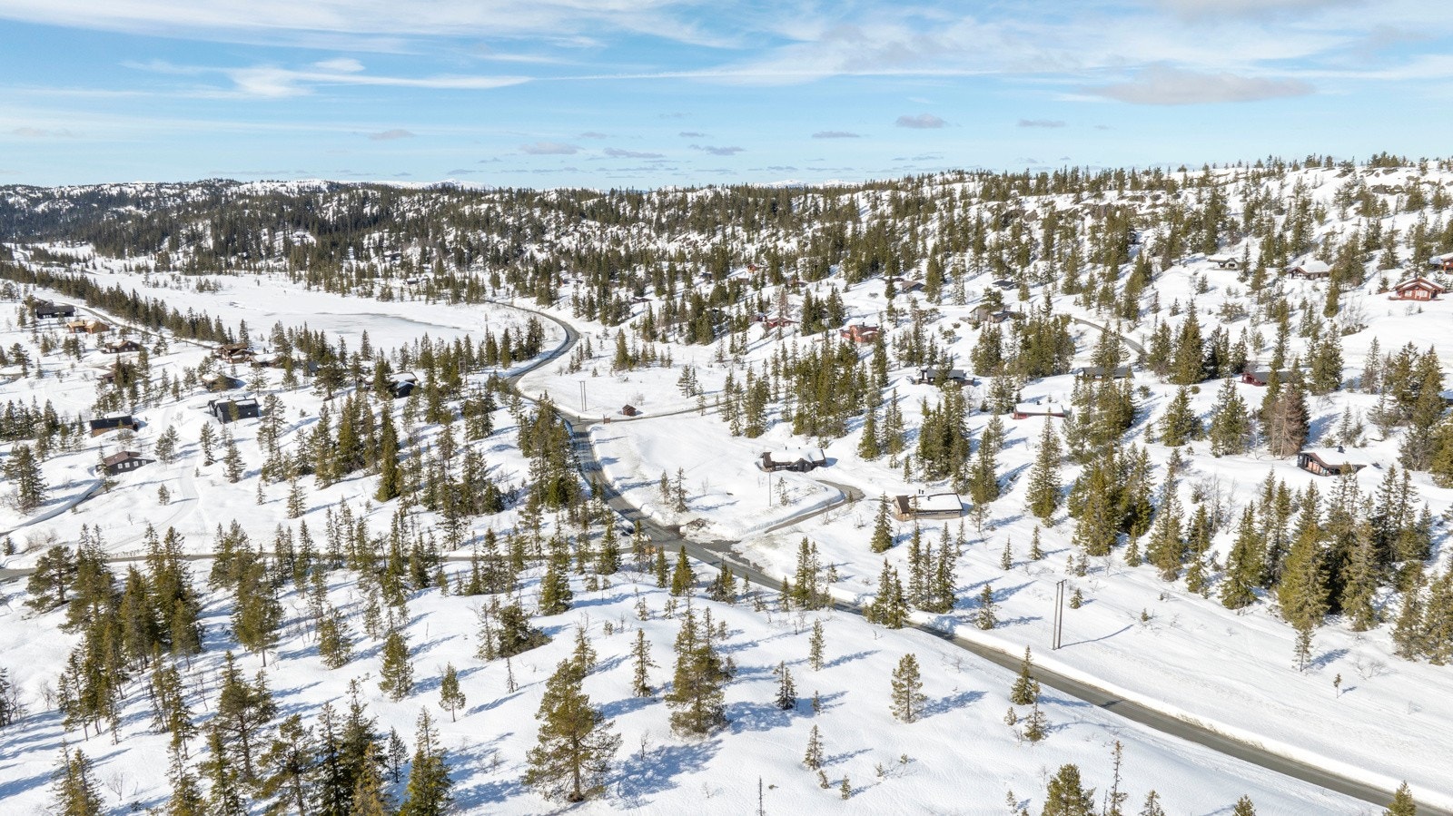 Denne unike beliggenheten tilbyr en rolig og avslappende atmosfære, perfekt for de som søker fred og harmoni i hverdagen. Galleribilde