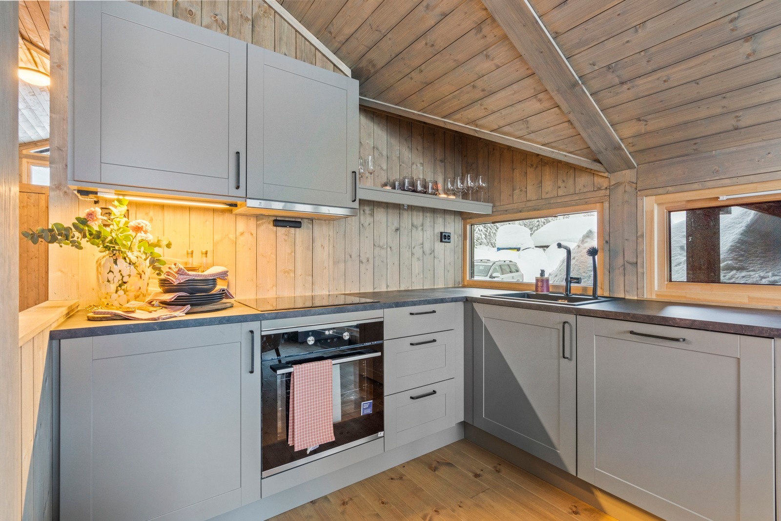 Svært flott kjøkkeninnredning på to vegger med malte profilerte fronter. Galleribilde