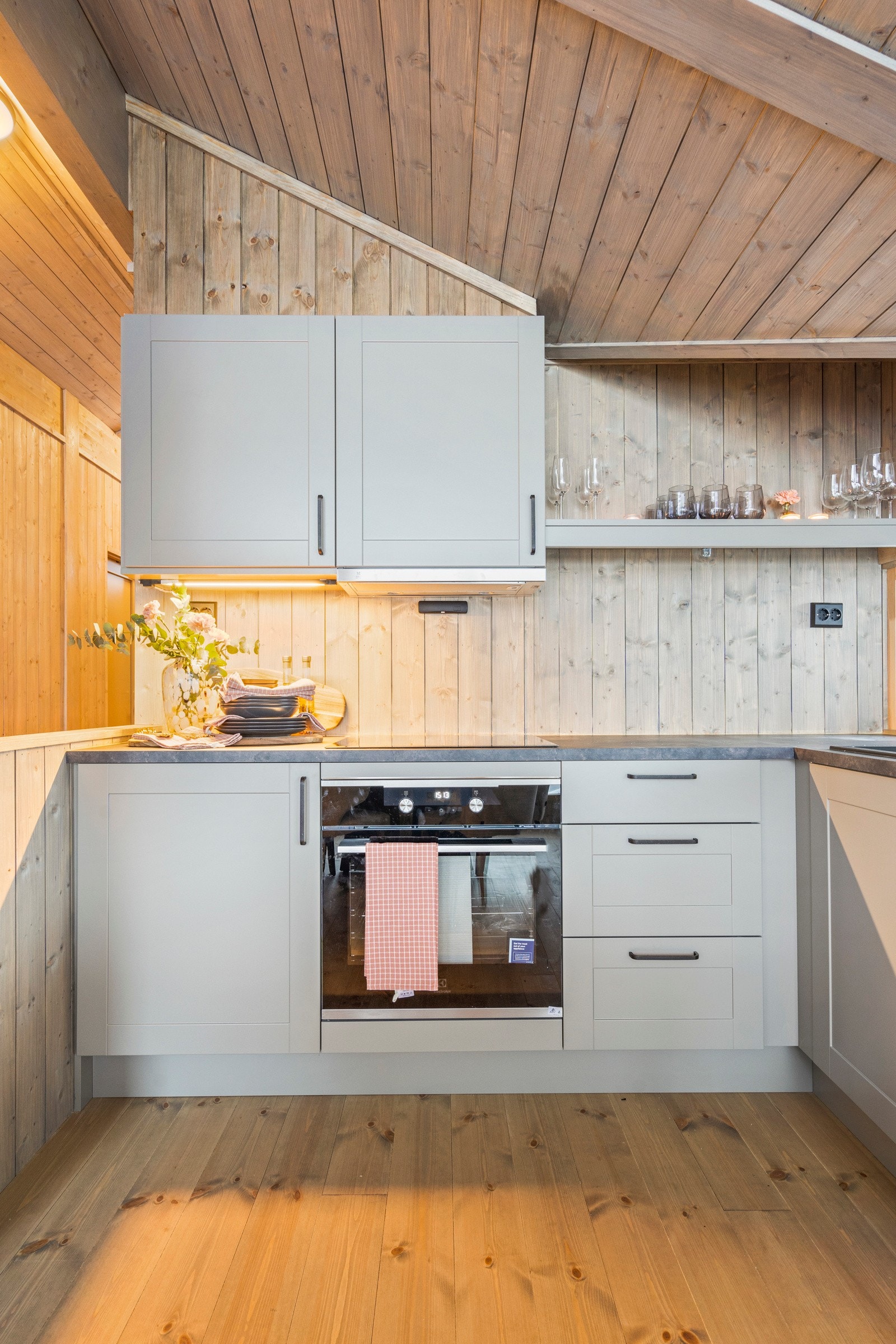 Benkeplate av laminat som gir 3,6 meter med benkeplass. Det er montert vannstoppsystem i benk under vask og komfyrvakt. Galleribilde