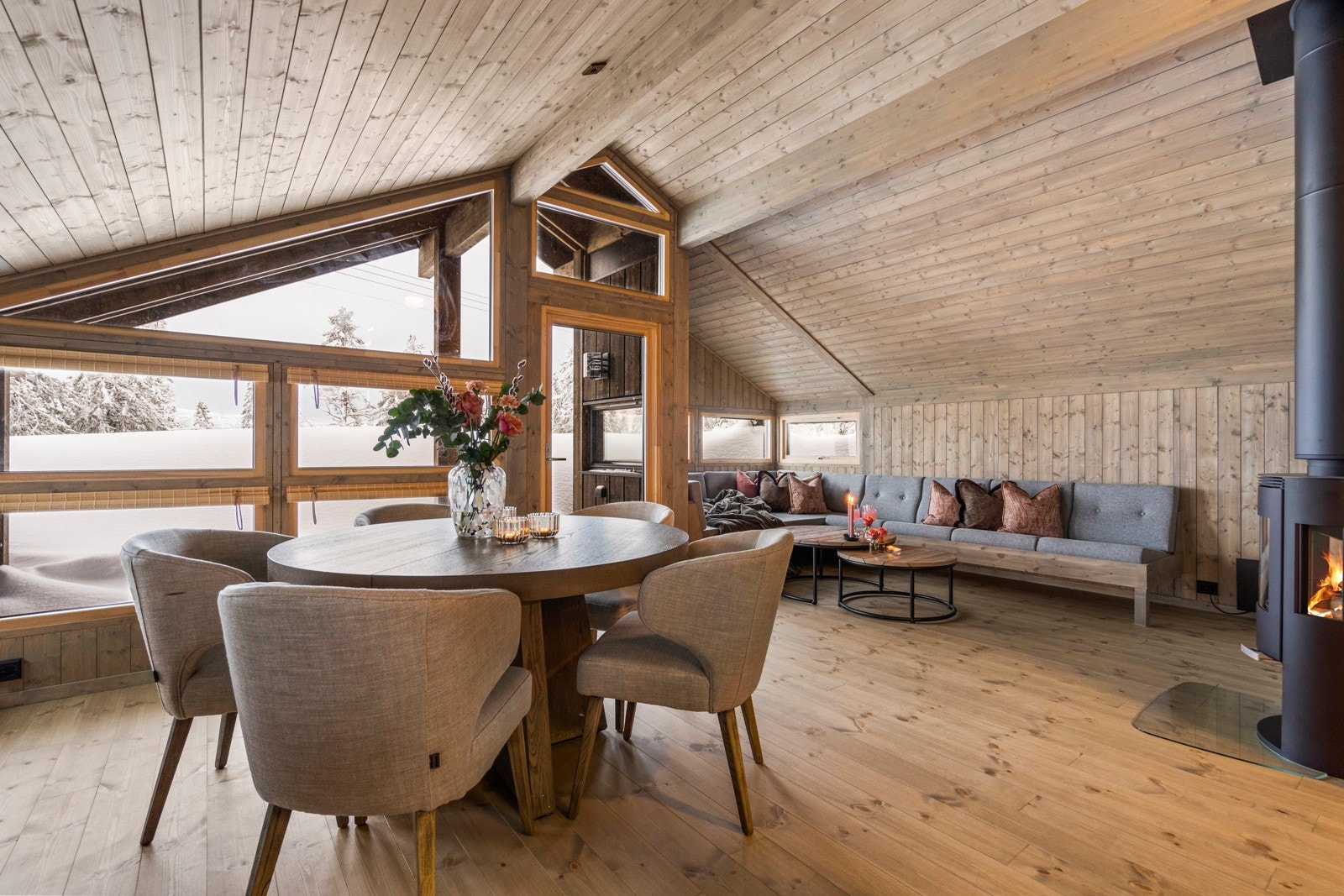 Stuen har store vindusflater som slipper rikelig med naturlig lys inn som gir en behagelig atmosfære Galleribilde