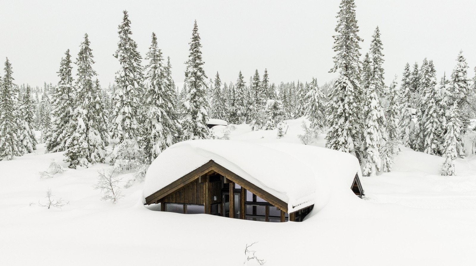 Her kan du leve harmonisk i ett med naturen, nyte fredelige dager og aktive utendørsopplevelser året rundt. Eiendommen ligger solrikt og lunt til med nydelig utsikt Galleribilde