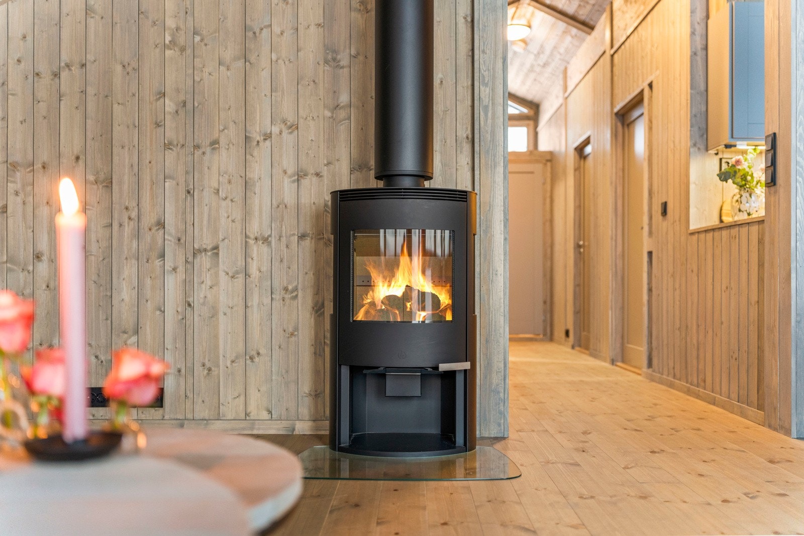 Flott rentbrennende vedovn som varmer godt på kaldere dager. Galleribilde