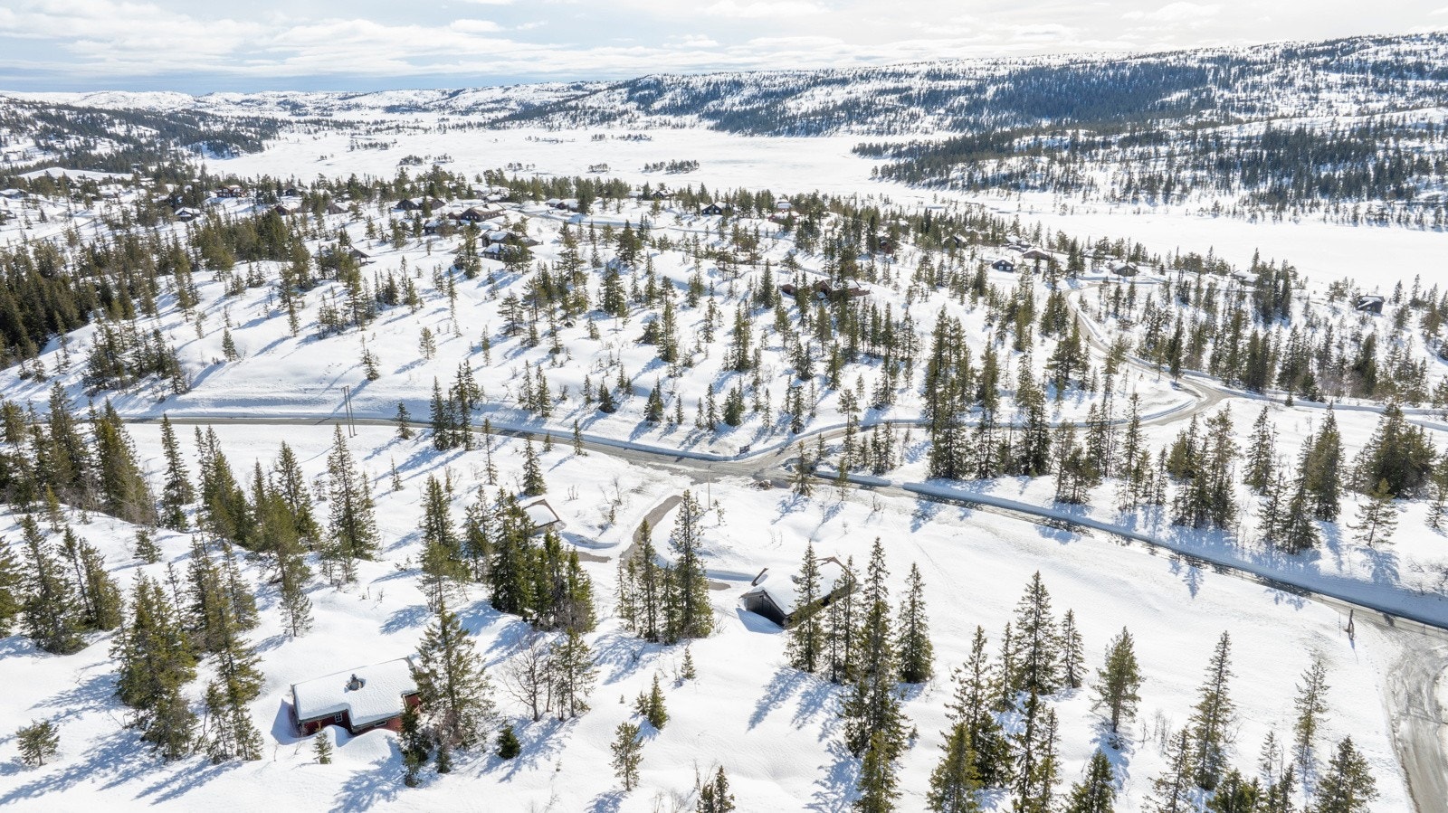 Heivegen 470 er en sjarmerende eiendom som ligger idyllisk til i Nissedal kommune, omgitt av vakker norsk natur. Galleribilde