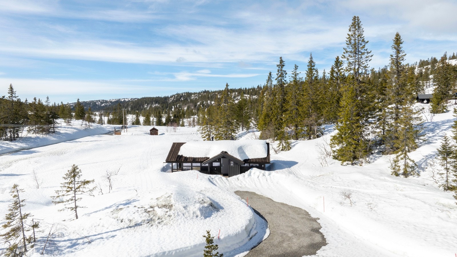 Med sin naturskjønne beliggenhet er det likevel enkelt å nå sentrale fasiliteter. Nærmeste tettsted har butikker, restauranter og skoler, noe som gjør det praktisk og enkelt å dekke daglige behov uten å måtte reise langt. Galleribilde