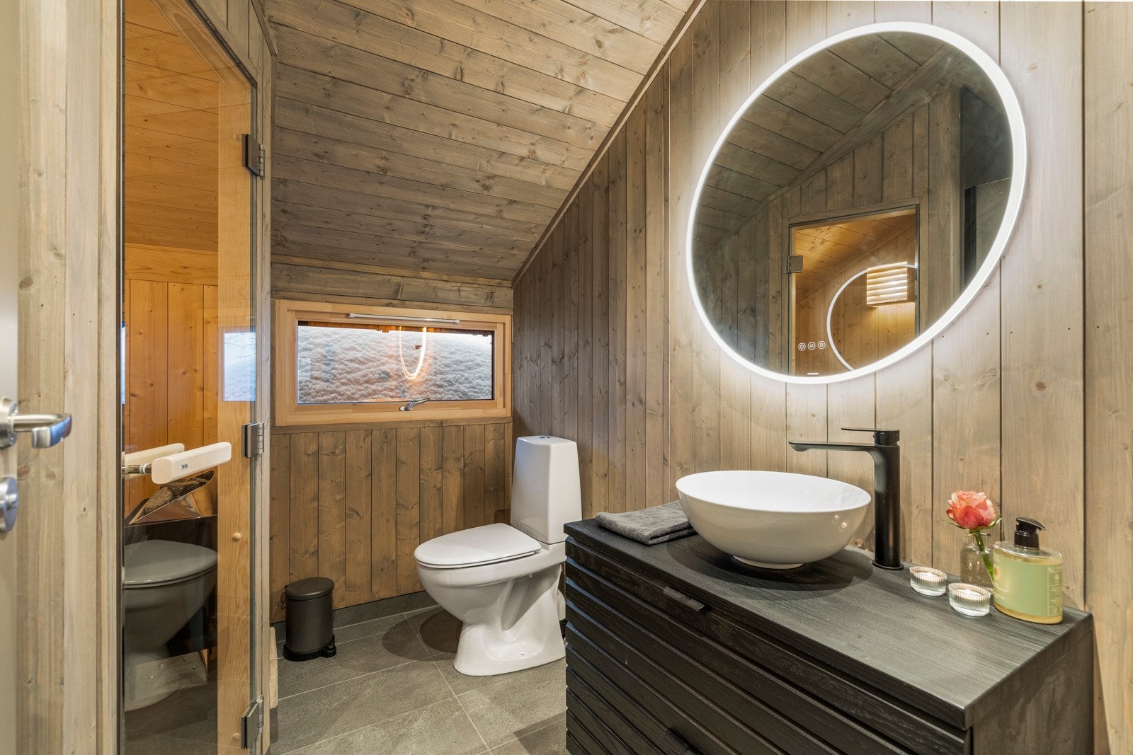 Flott og moderne hyttebad med flislagt gulv med varmekabler. Galleribilde