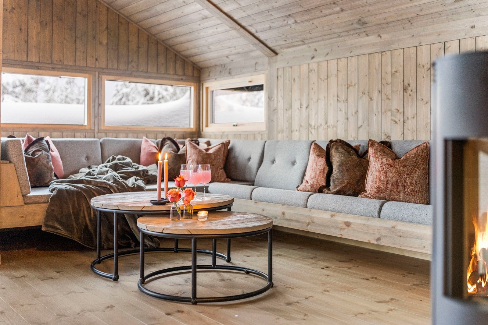 Flott plassbygget loungesofa fra "Hedda" medfølger salget. Galleribilde