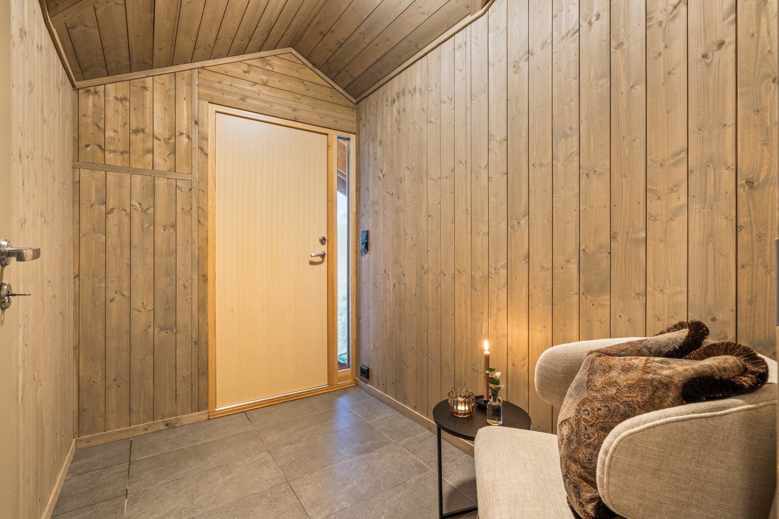 Velkommen inn, her er det god plass til oppbevaring av bekledning og fottøy. Galleribilde