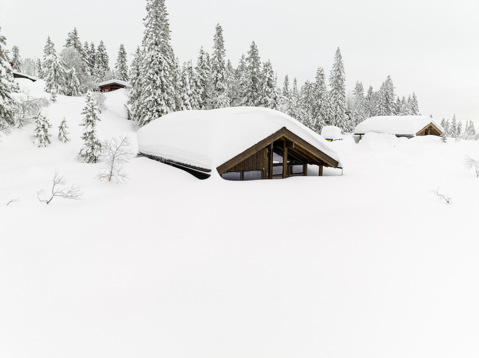 Rett utenfor hytteveggen ligger alt til rette for at både barn og voksne skal kunne trives når de er på ferie på hytta. Galleribilde