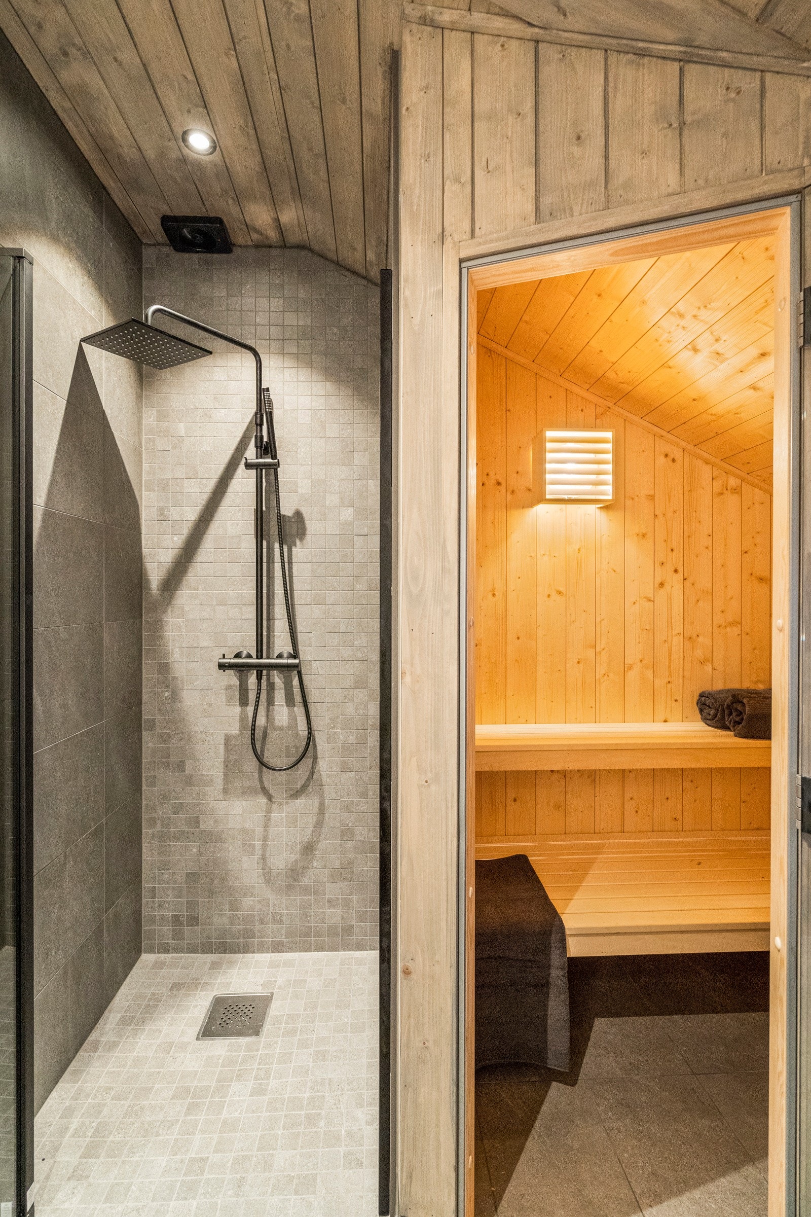 Badstuen har gulv med flis, vegger og tak med granpanel. Dør med herdet glass og benker med ospepanel. Elektrisk badstueovn. Galleribilde