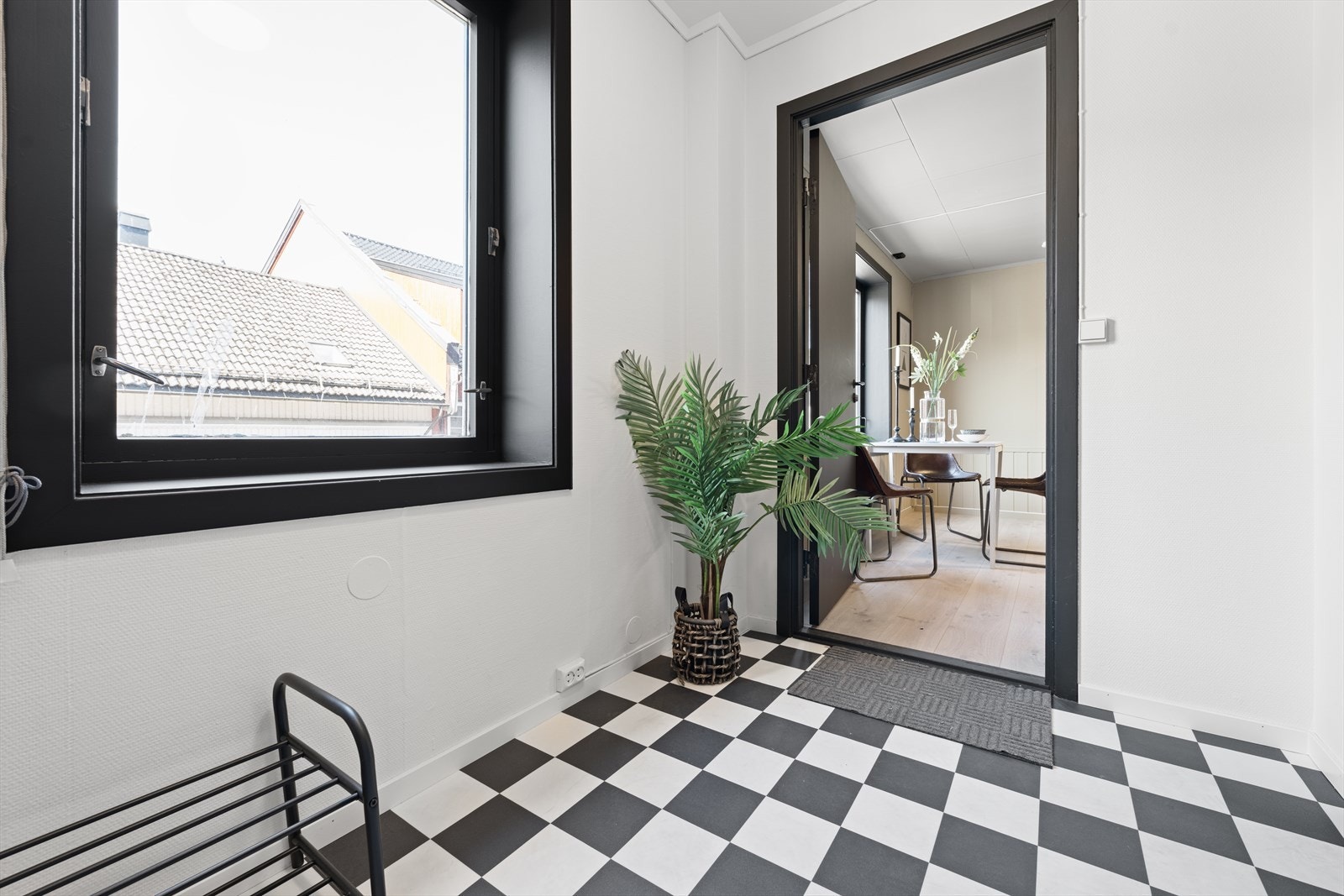 Felles gang med fin plass til skotøy og oppheng av klær. Galleribilde