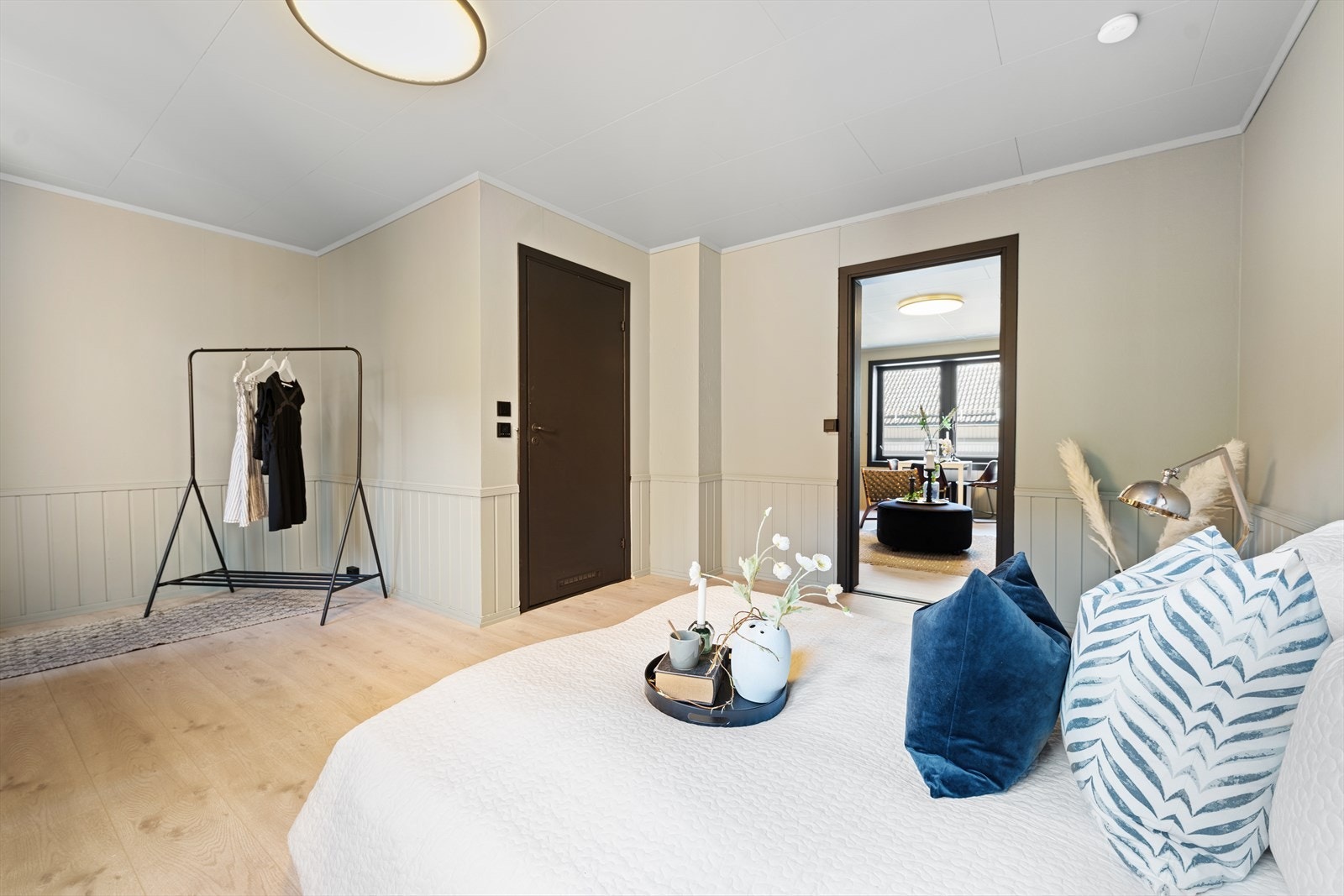 Her er det god plass til dobbeltseng, skrivebord, garderobeskap og diverse møblement. Galleribilde