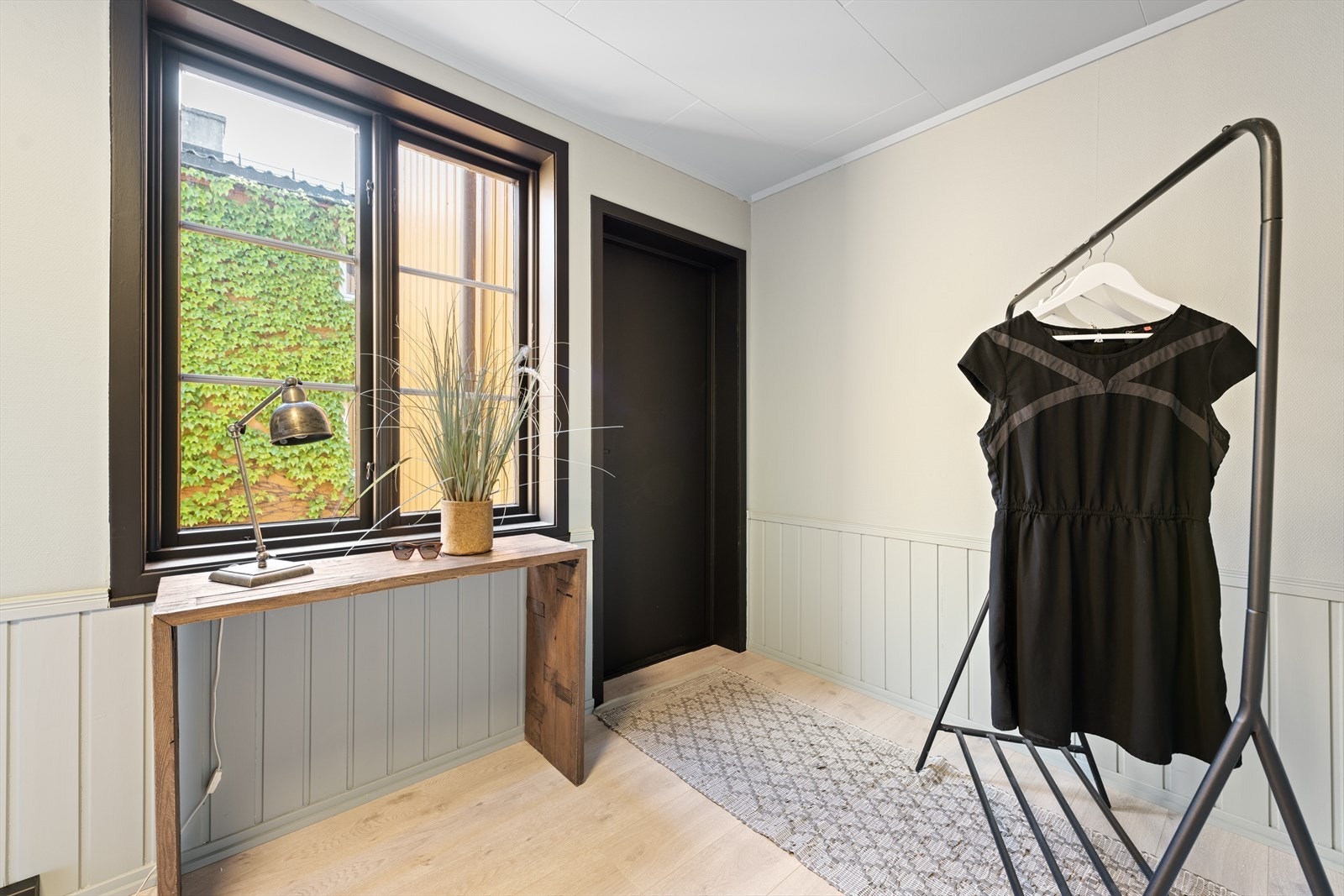 Boligen har malt panel og malte plater fra 2023. Galleribilde
