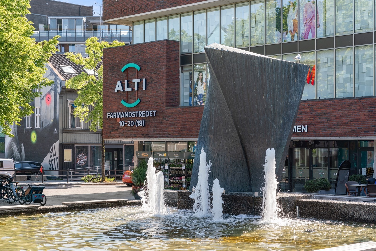 Tønsberg er en populær by som har sitt absolutte høydepunkt sommerstid, med stor turisme og et yrende folkeliv. Galleribilde