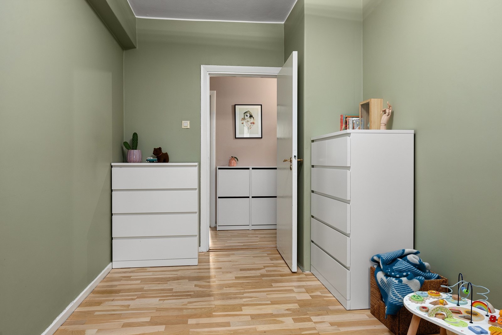 Rommet har god plass til seng, skrivebord og oppbevaring. Galleribilde