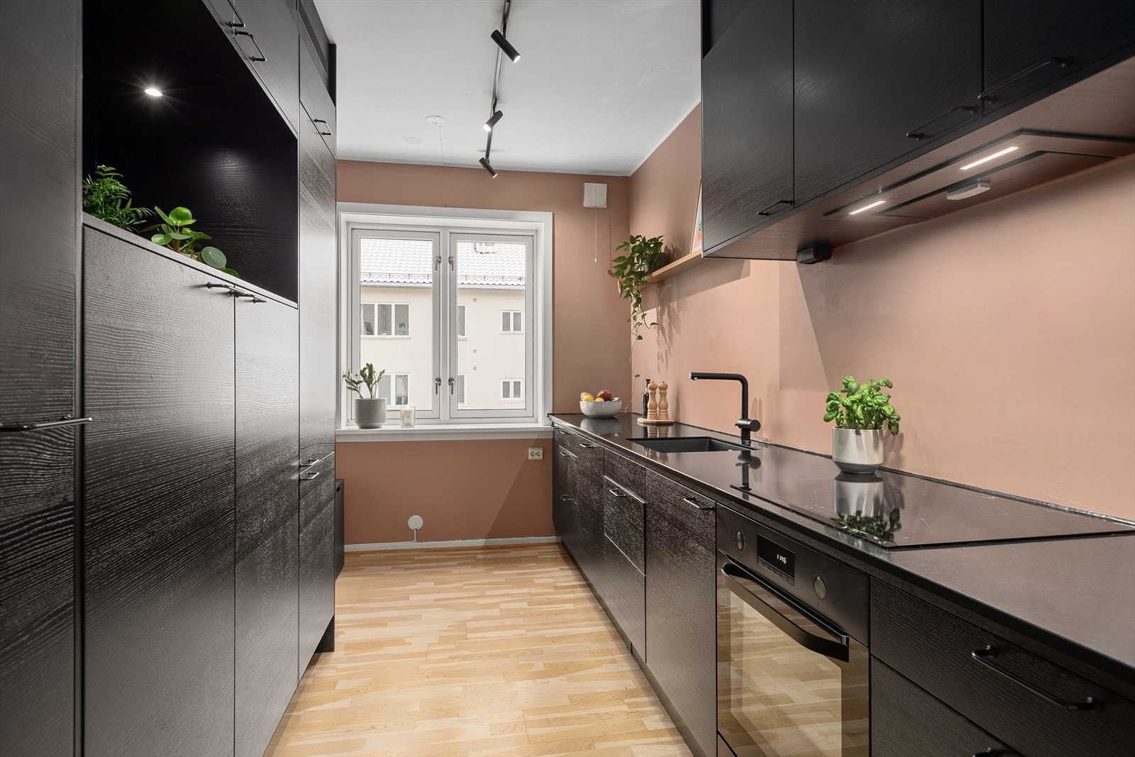 Moderne kjøkken fra Epoq med benkeplate i stein. Galleribilde