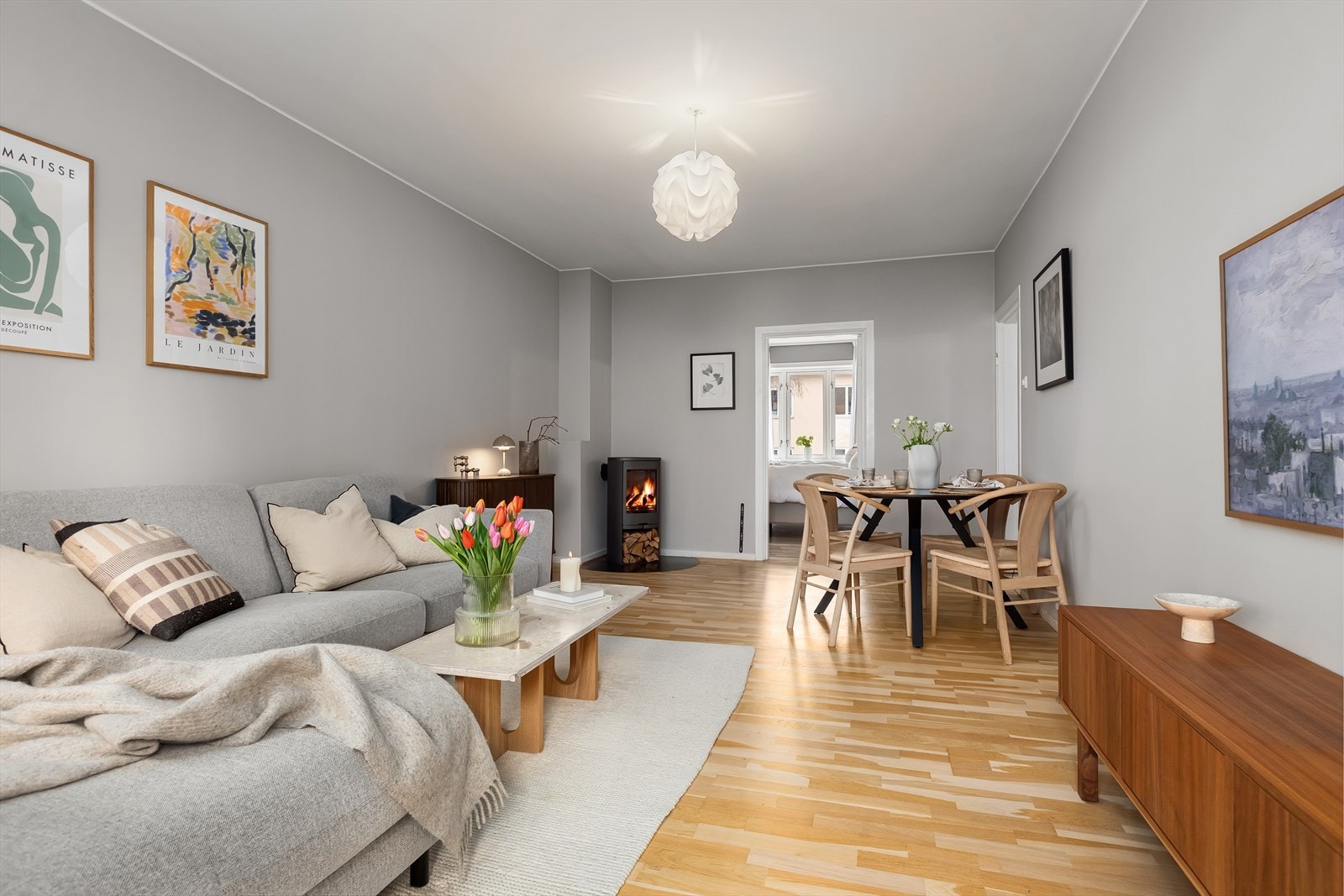 Leiligheten er malt i delikate fargevalg og har parkett på gulv. Galleribilde