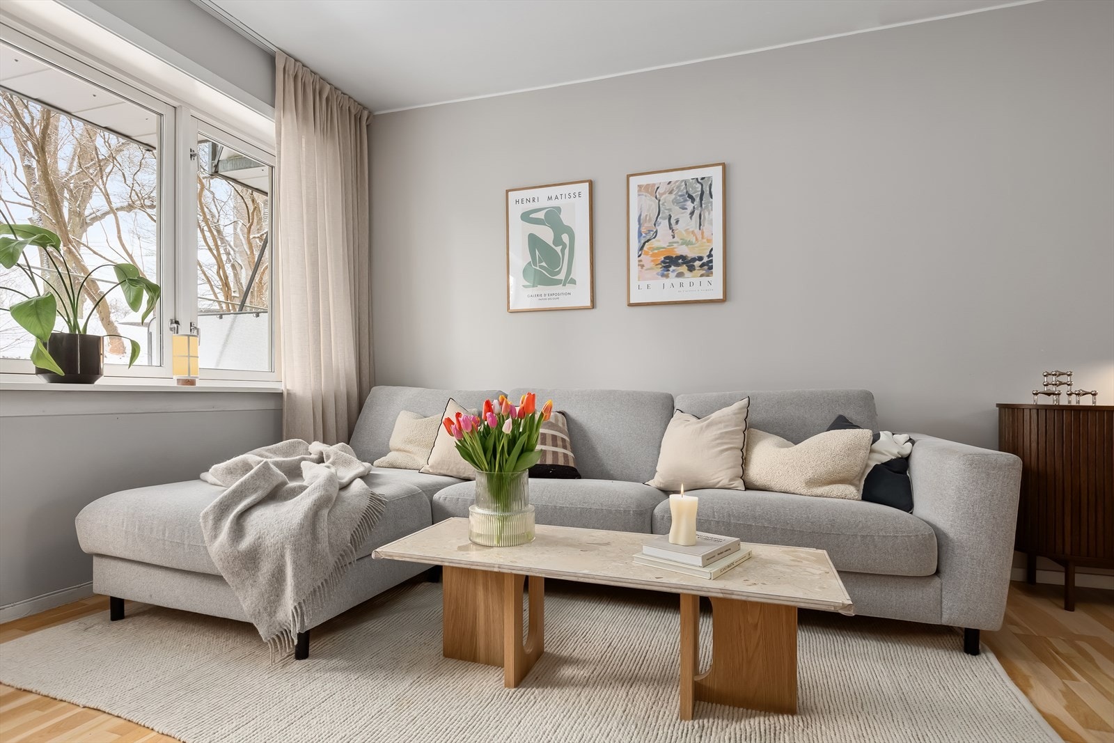 Leiligheten har en lys og romslig stue med plass til sofagruppe og spisebord. Galleribilde