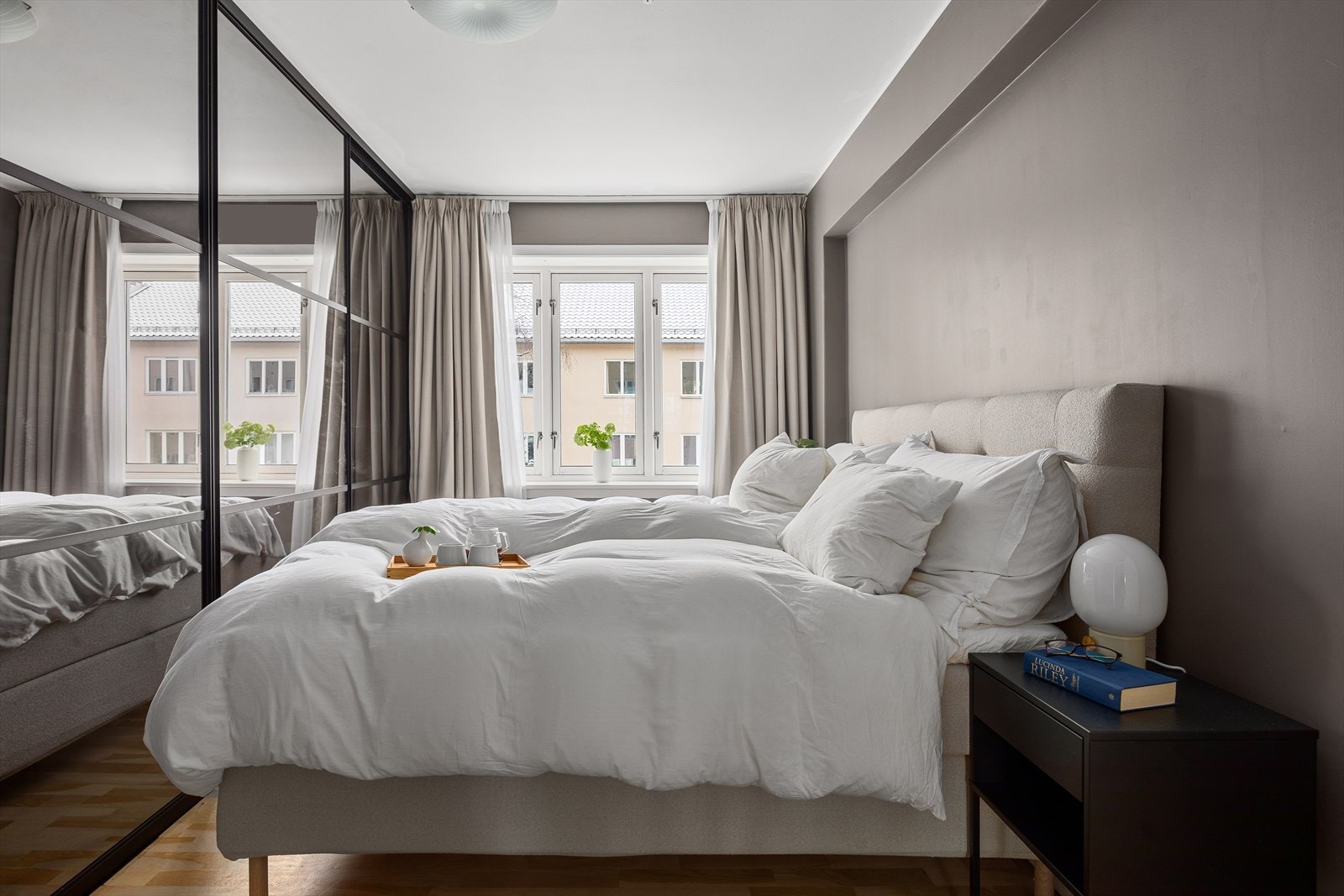 Lyst og innbydende hovedsoverom med plass til dobbeltseng og stor garderobe. Galleribilde