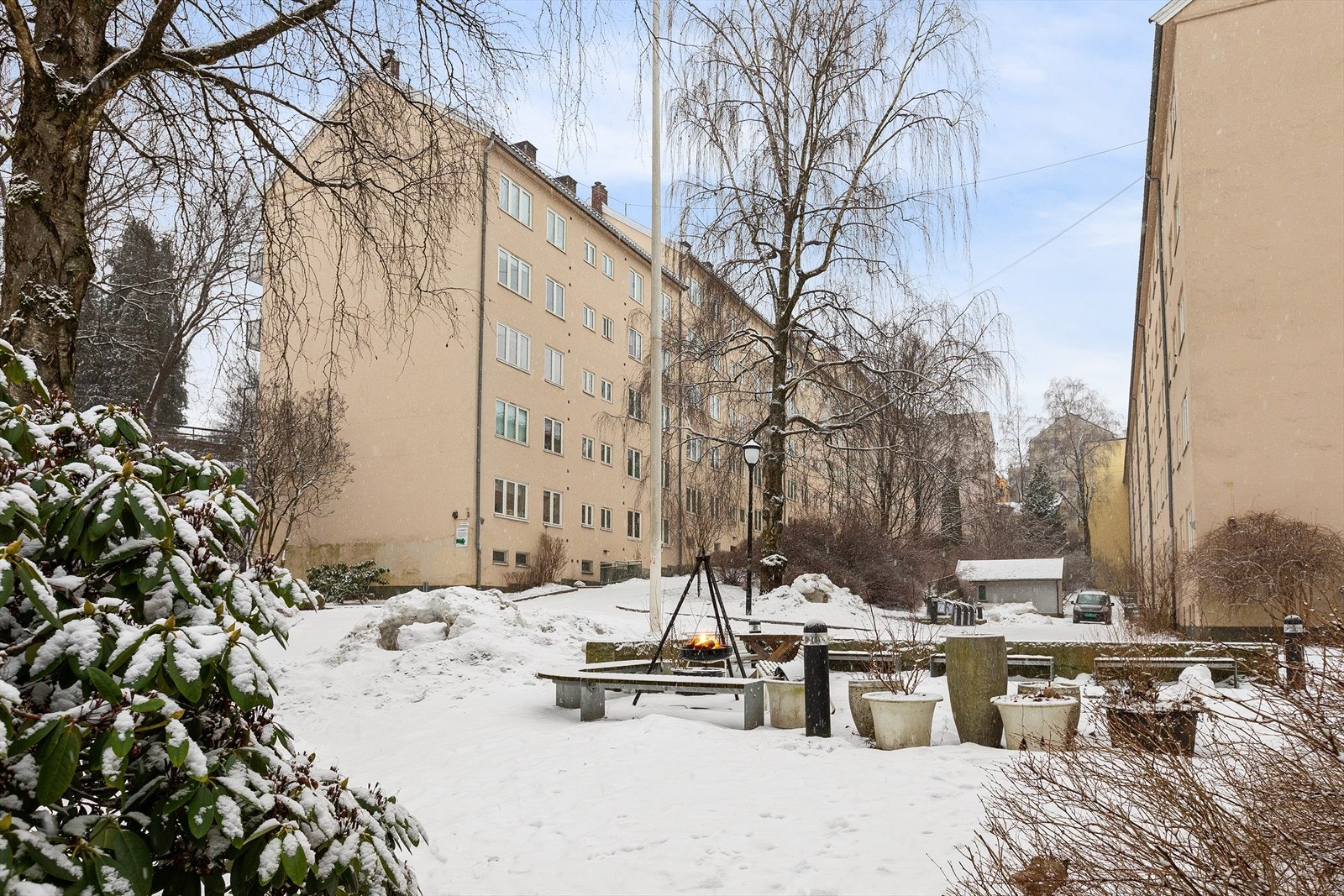 Borettslaget har pent opparbeidede fellesområder, med sittegrupper og grøntområder om sommeren. Galleribilde