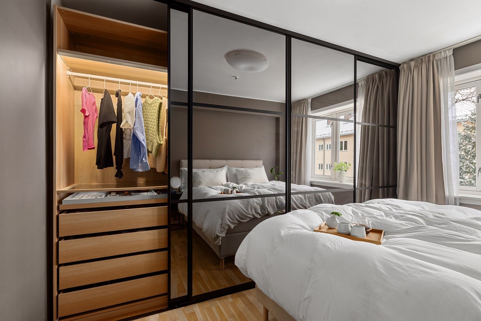 Stor skyvedørsgarderobe med speilfronter. Galleribilde