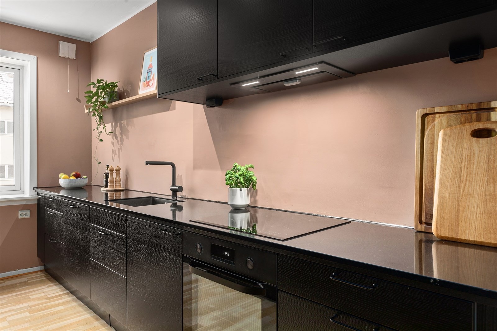 Stekeovn, platetopp, kjøl/frys og oppvaskmaskin er integrert i innredningen. Galleribilde