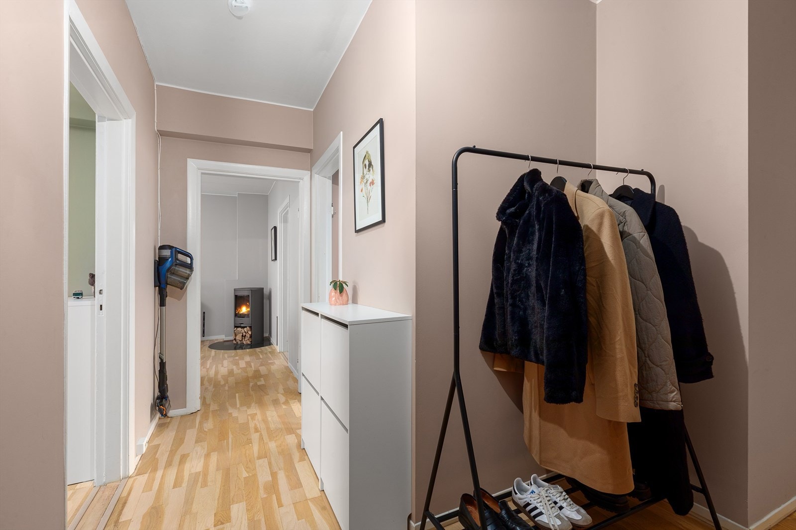 Plass til løsninger for oppheng av yttertøy og sko i entré. Galleribilde