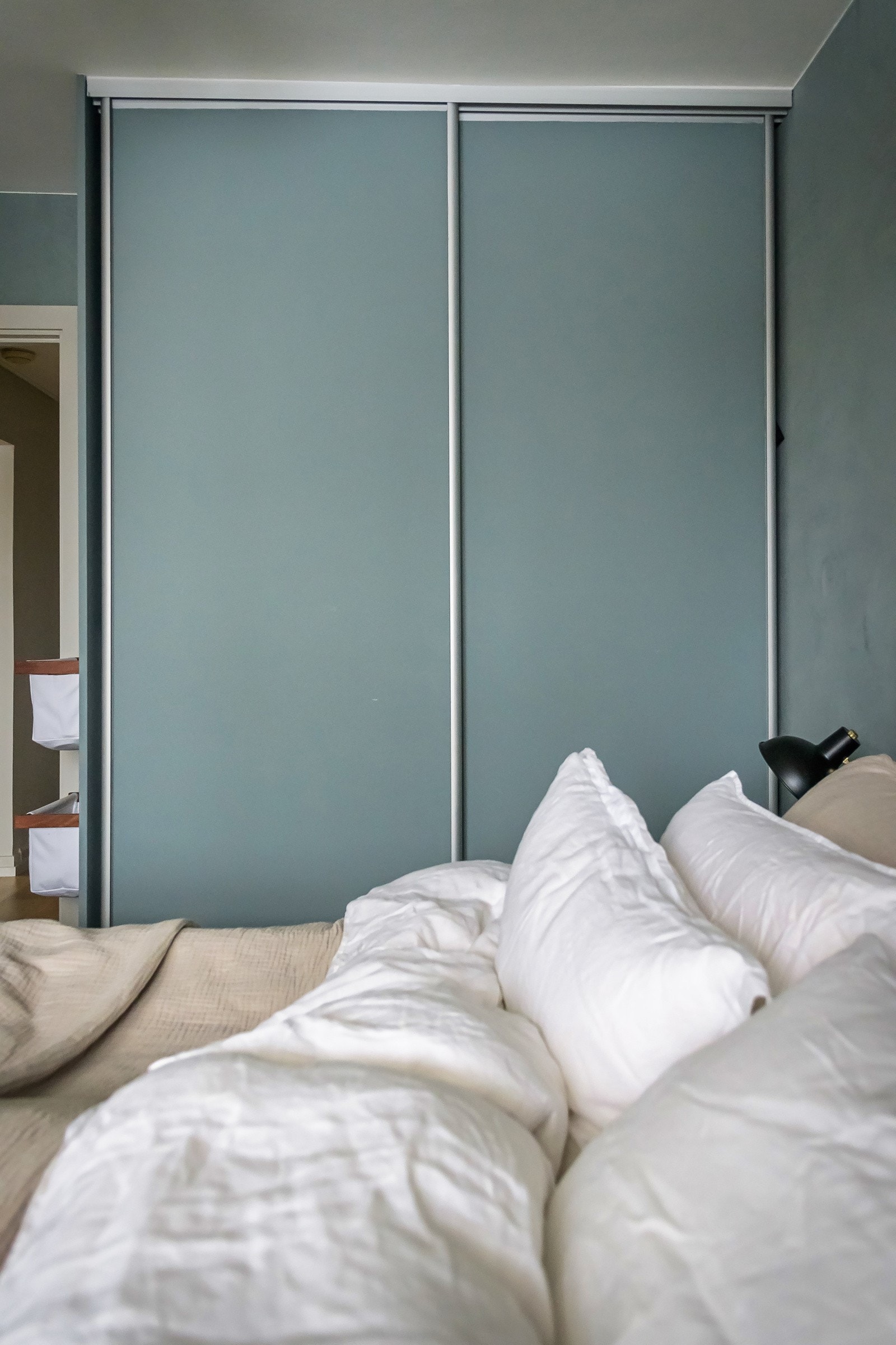 Rikelig med oppbevaringsplass i stor skyvedørsgarderobe. Galleribilde