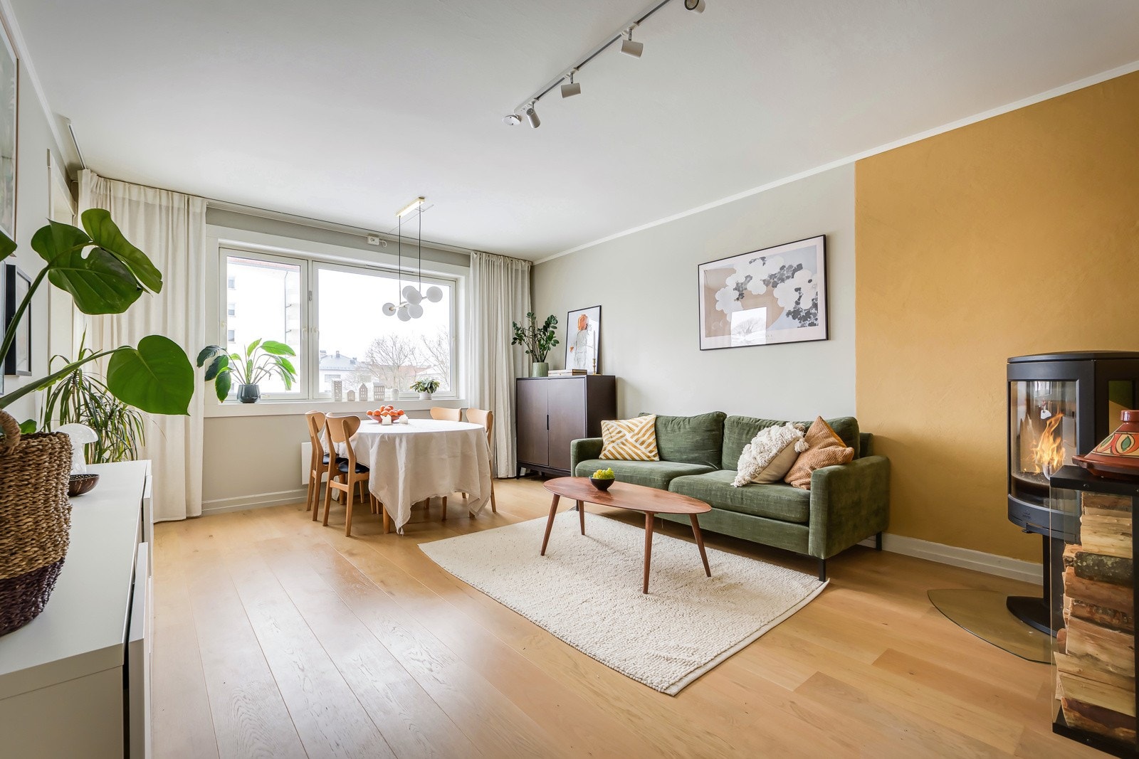 Leiligheten er en lys og nydelig og 3-roms hjørneleilighet med høy standard kombinert med fine detaljer - dette er et hjem med en herlig atmosfære! Galleribilde