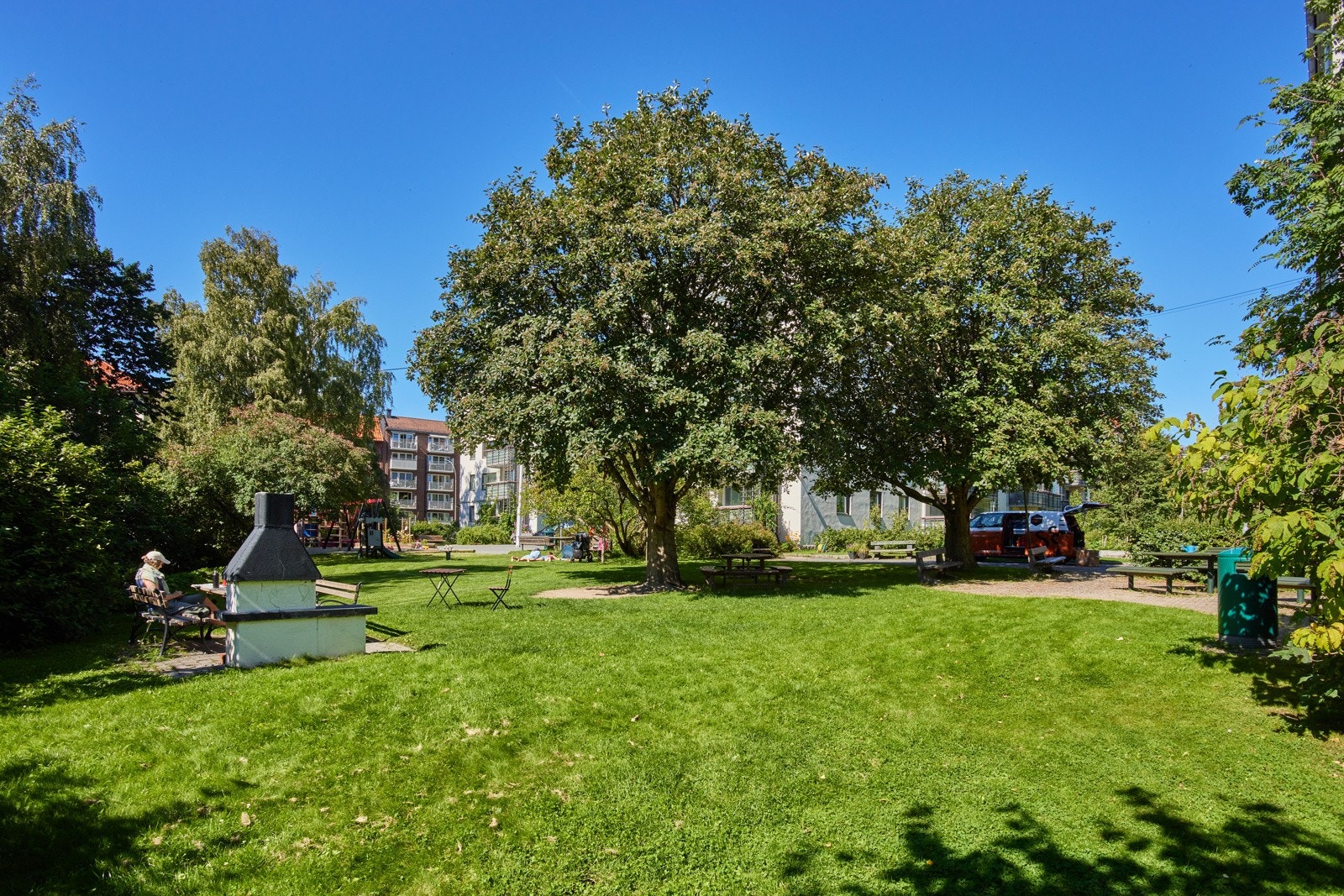 Borettslagets fellesområder er pent opparbeidet med blant annet internstier, sykkelstativer, sittebenker, trær, plenarealer, prydbusker og diverse beplantning. Galleribilde