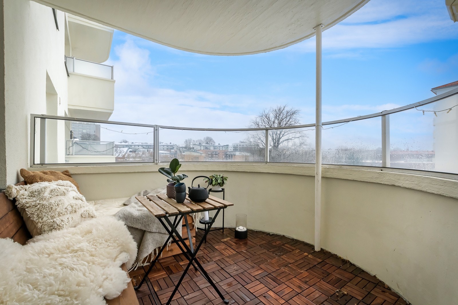 Fra stuen har du utgang til den romslige og fine balkongen på ca. 6m². Beliggenheten mot sydvest sørger for gode solforhold fra morgen til kveld. Galleribilde