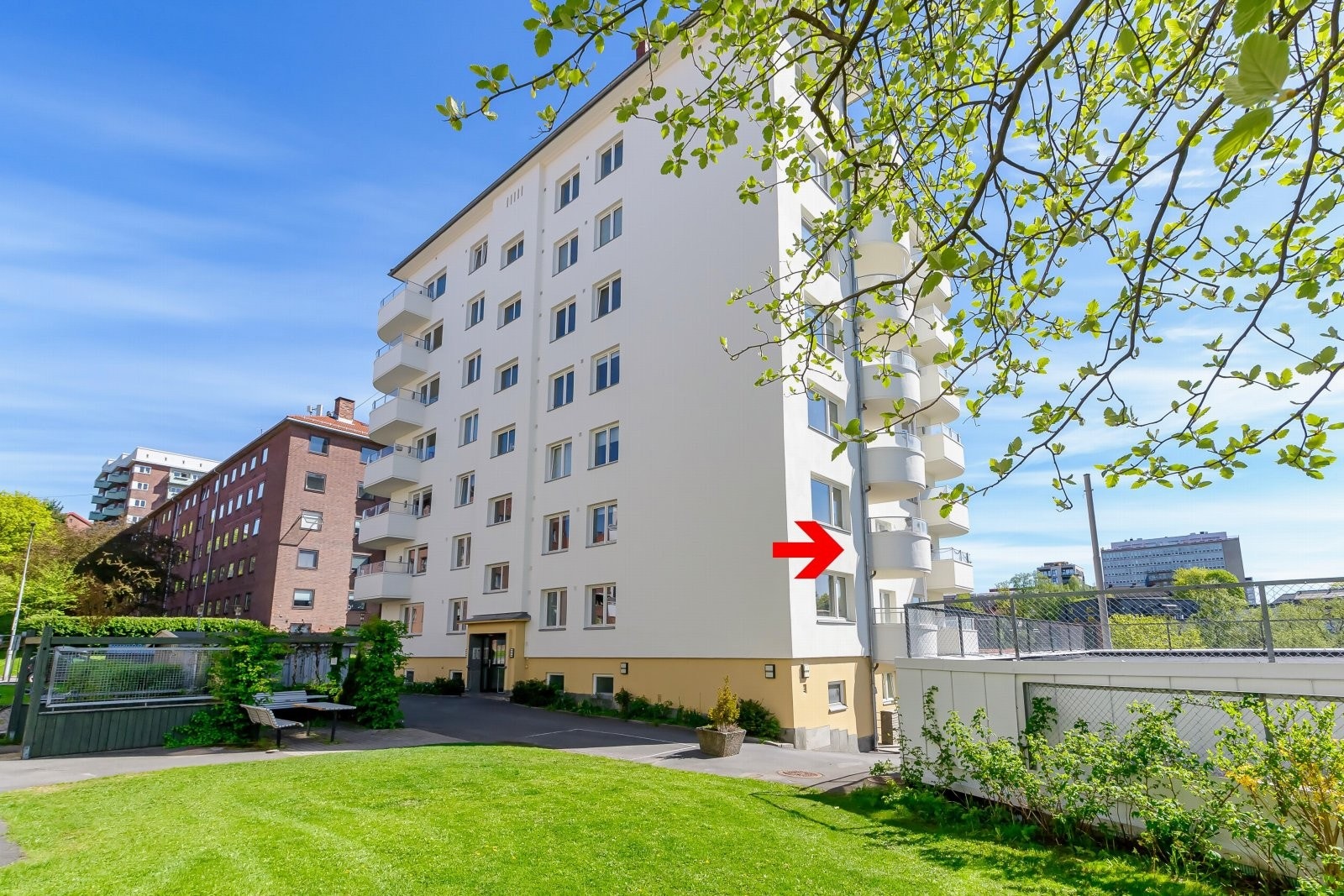 Veldig god intern beliggenhet på hjørnet vendt mot de frodige fellesarealene. Leiligheten ligger i byggets 2. etasje (3. etg. sett fra bakkeplan). Heisadkomst. Galleribilde