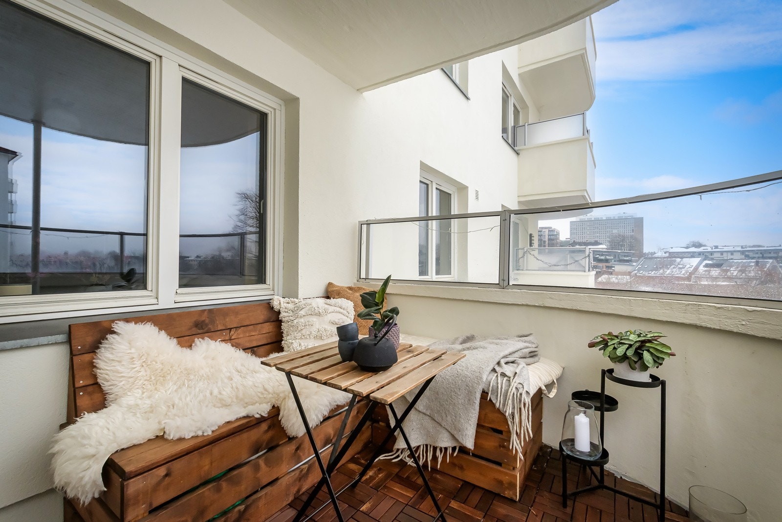 Balkongen er overbygget og har praktiske trefliser på gulv. Smart løsning med plassbygget sittebenk (med oppbevaring under) og plass til ytterligere sittegruppe/benk etter eget ønske og behov. Galleribilde