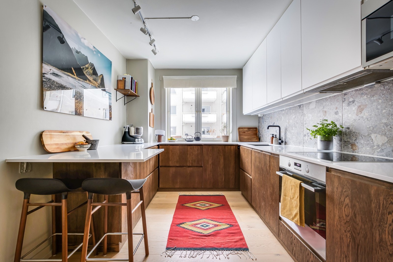 Kjøkkenet er fullt utstyrt med integrerte hvitevarer som medfølger i handelen. Integrerte hvitevarer som stekeovn, mikrobølgeovn, induksjonsplatetopp, oppvaskmaskin og kjøleskap med frysedel. Ekstra fryser i skap under benken ved siden av kjøl/frys. Galleribilde