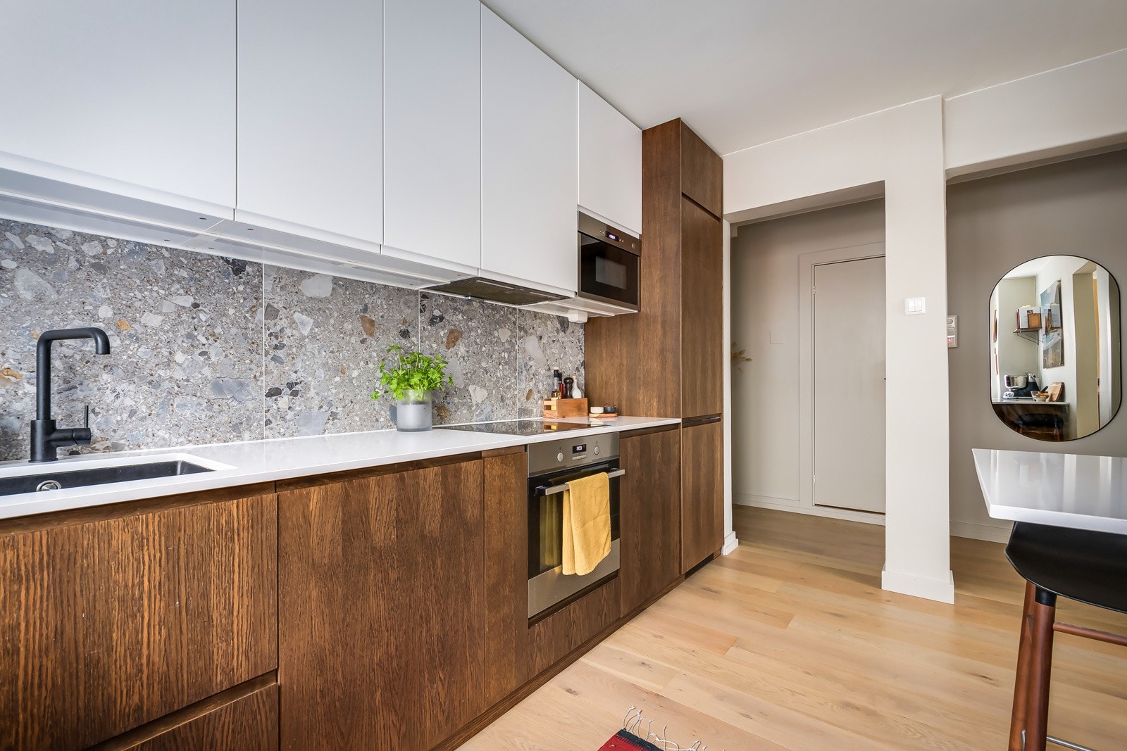 Ditt drømmekjøkken? Her er alt gjort etter gjeldende forskrifter og det er montert både lekkasjevarsler med sensorer og komfyrvakt. Galleribilde