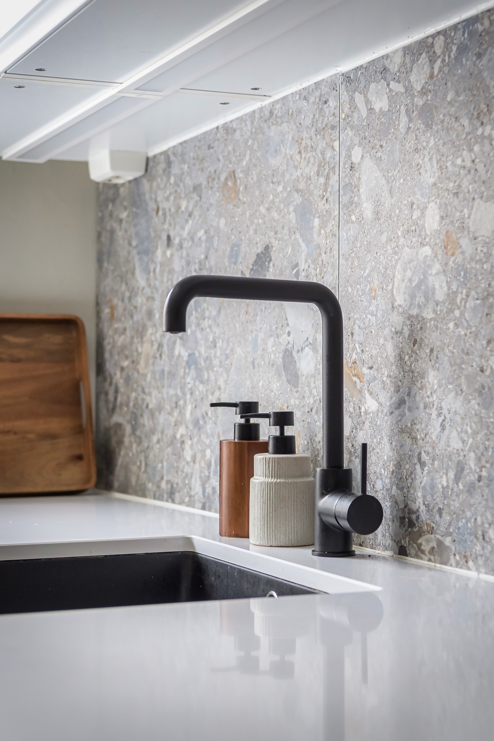 Legg merke til de kule terrazzoflisene i benkeryggen. Galleribilde