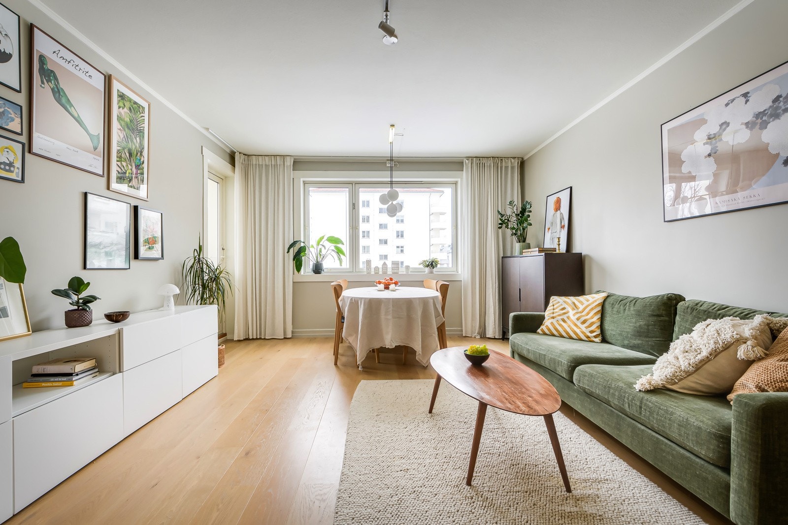 De store vindusflatene (vinduene er nye i 2007) slipper inn rikelig med naturlig lys, og de dype vinduskarmene er perfekte for planter og dekor. Lysinnslippet sammen med den gode takhøyden på ca. 2,78 meter bidrar til en god og luftig romfølelse. Galleribilde