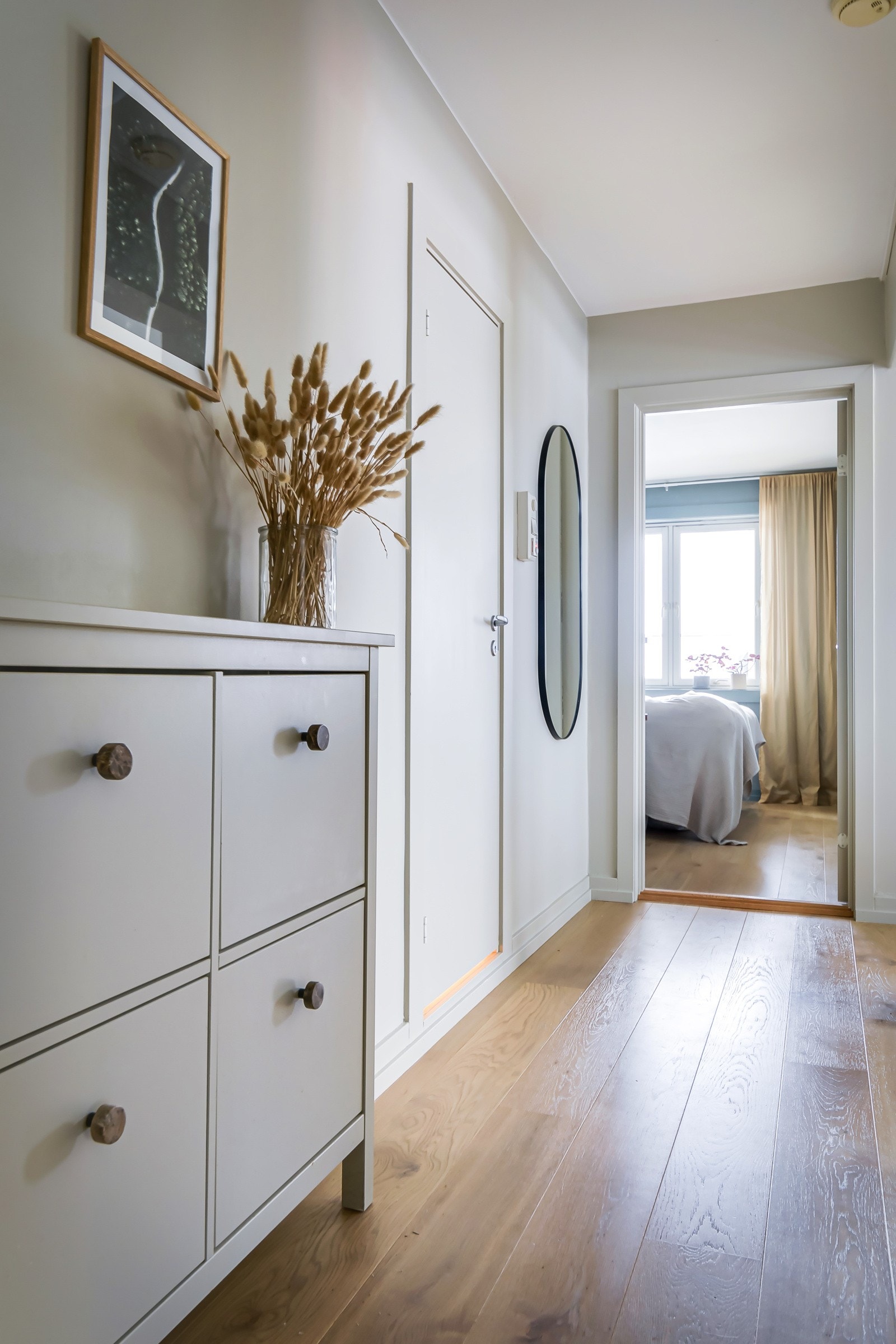 Du ønskes velkommen inn i en lys, innbydende og praktisk entré. Entréen har god standard med pen enstavs parkett på gulv og glatte overflater malt i en fin lys gråfarge. Galleribilde