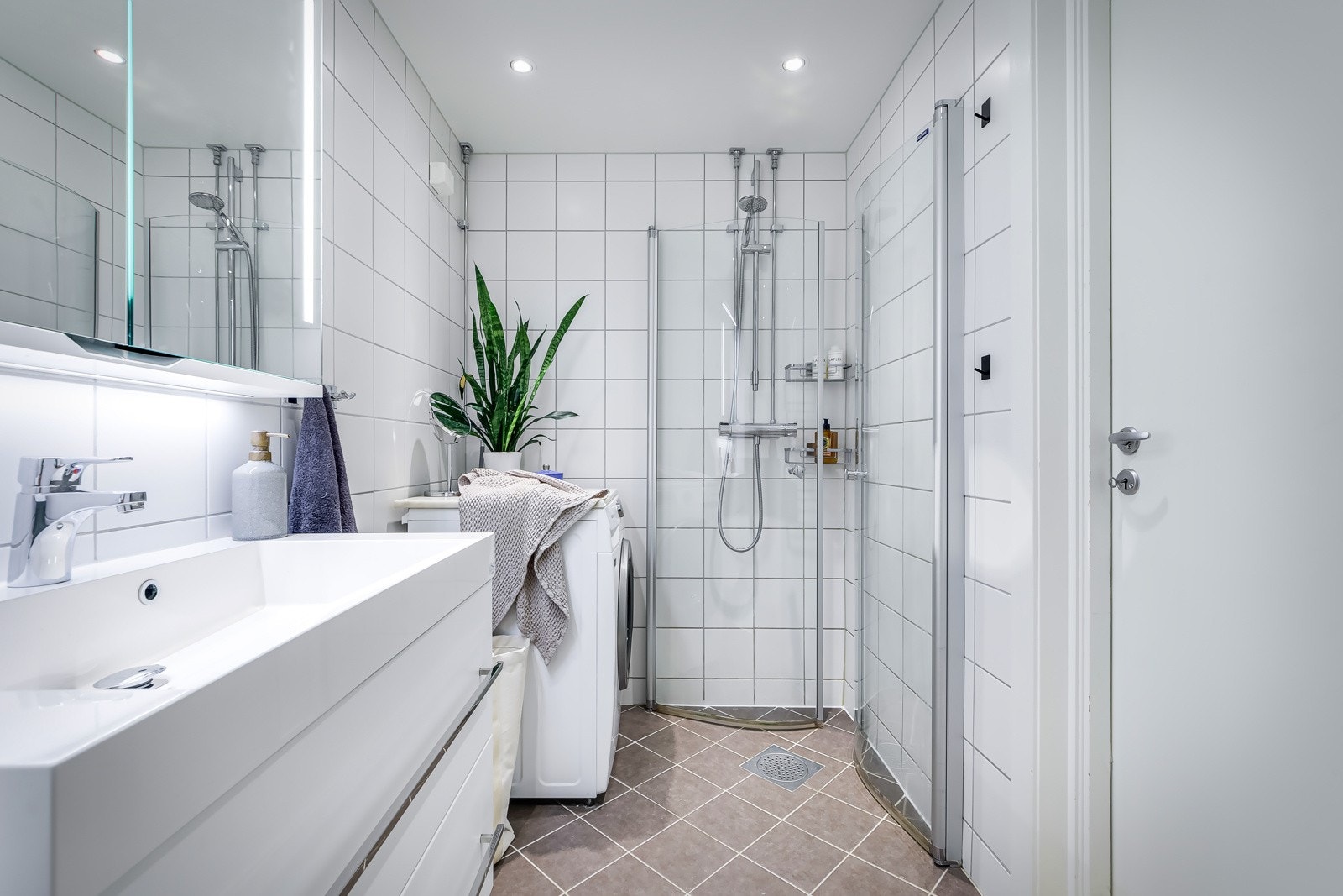 Leiligheten har et lyst flislagt baderom som ble pusset opp i regi av borettslaget i 2016. Galleribilde