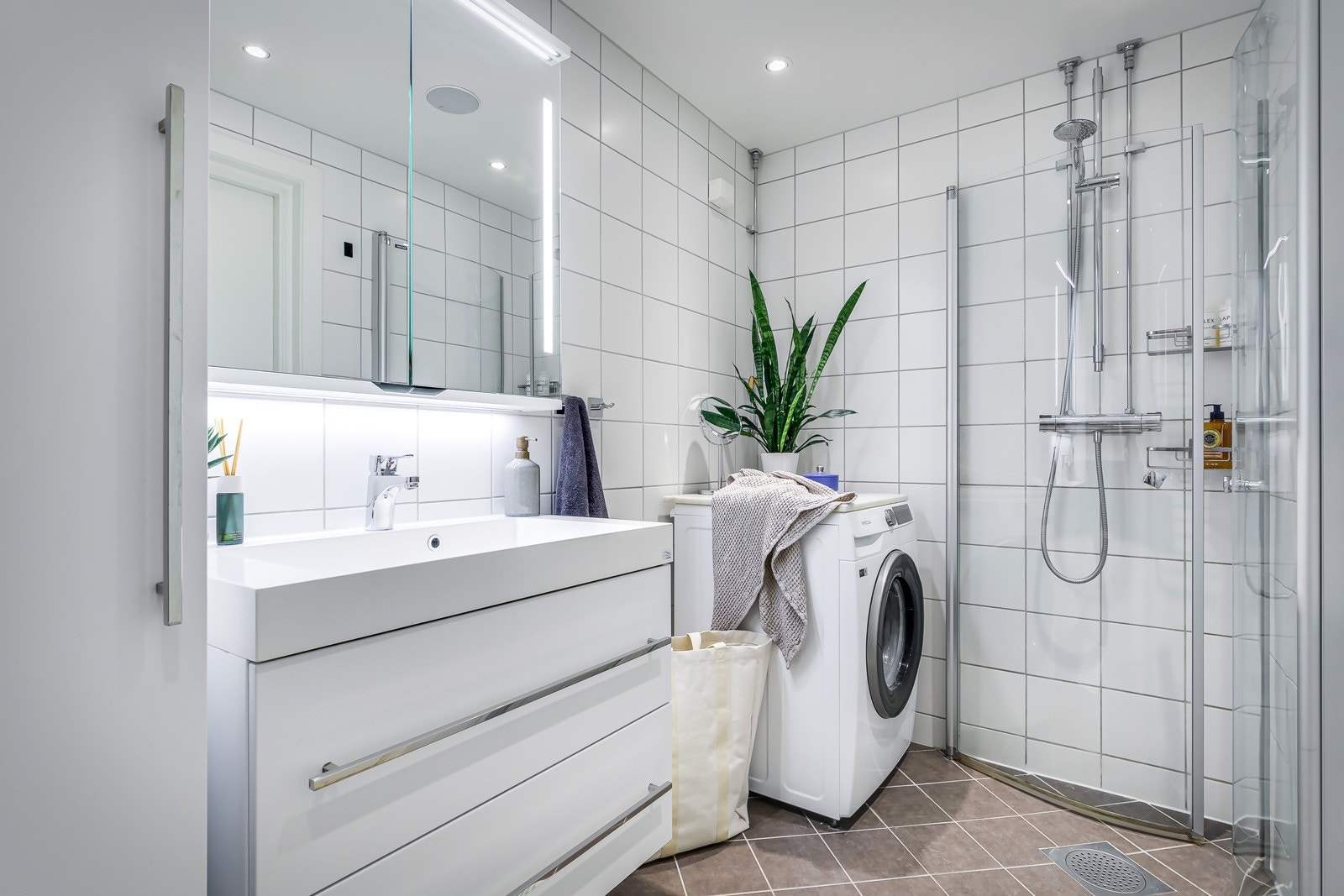 Baderommet har tidløse fliser på gulv og vegger, samt termostatstyrte varmekabler i gulv. Plass og opplegg til både vaskemaskin og tørketrommel (det er også tilgang til fellesvaskeri i kjeller). Galleribilde